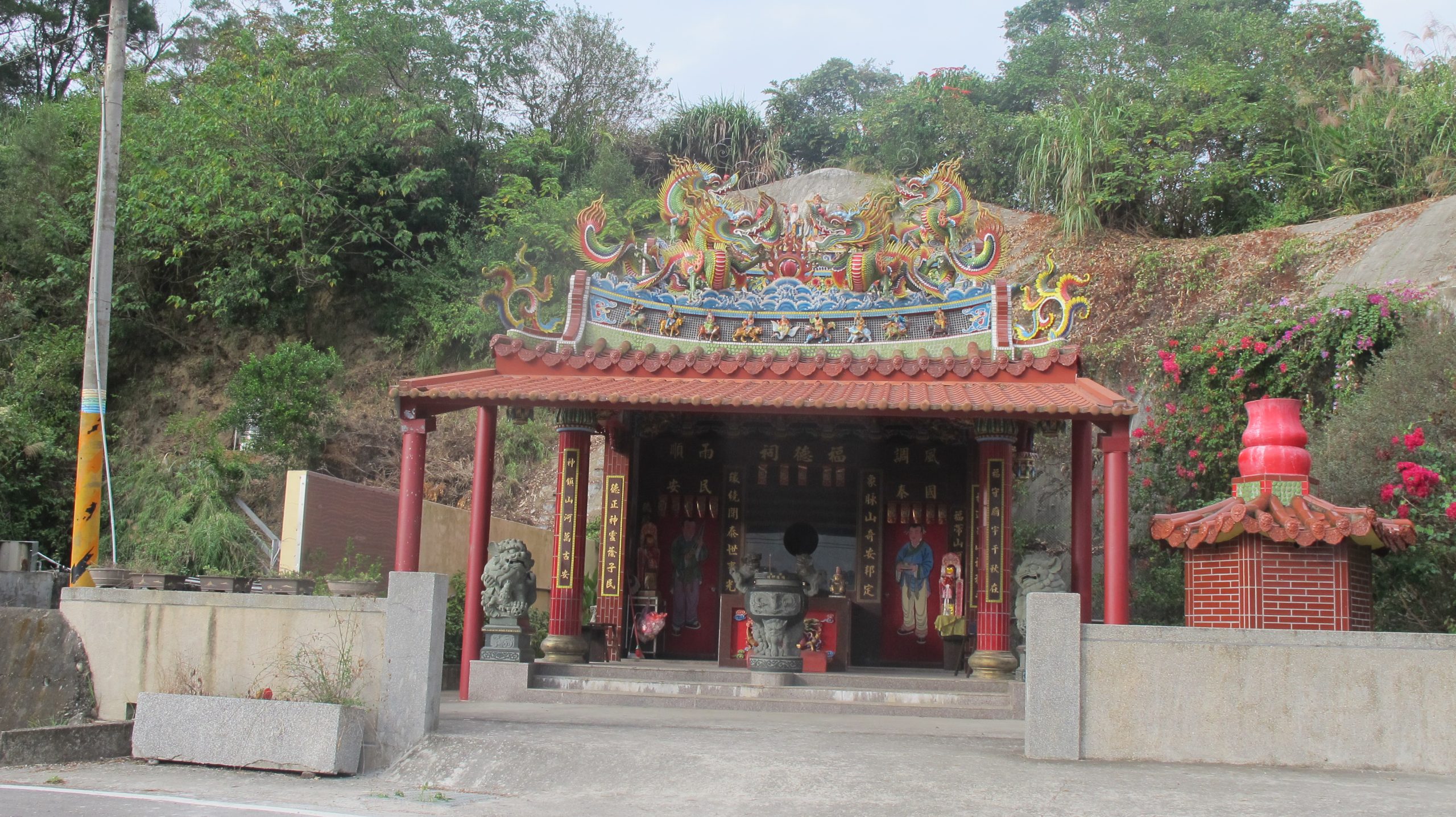 苗22線公路聯合土地公廟座落在頭屋鄉象山段路旁。何來美攝
