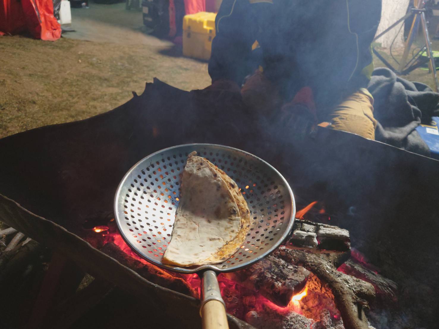 臺北市搜救隊於阿德亞曼救援，當地居民送來溫暖的土耳其烤餅。翻攝臺北市搜救隊FB。