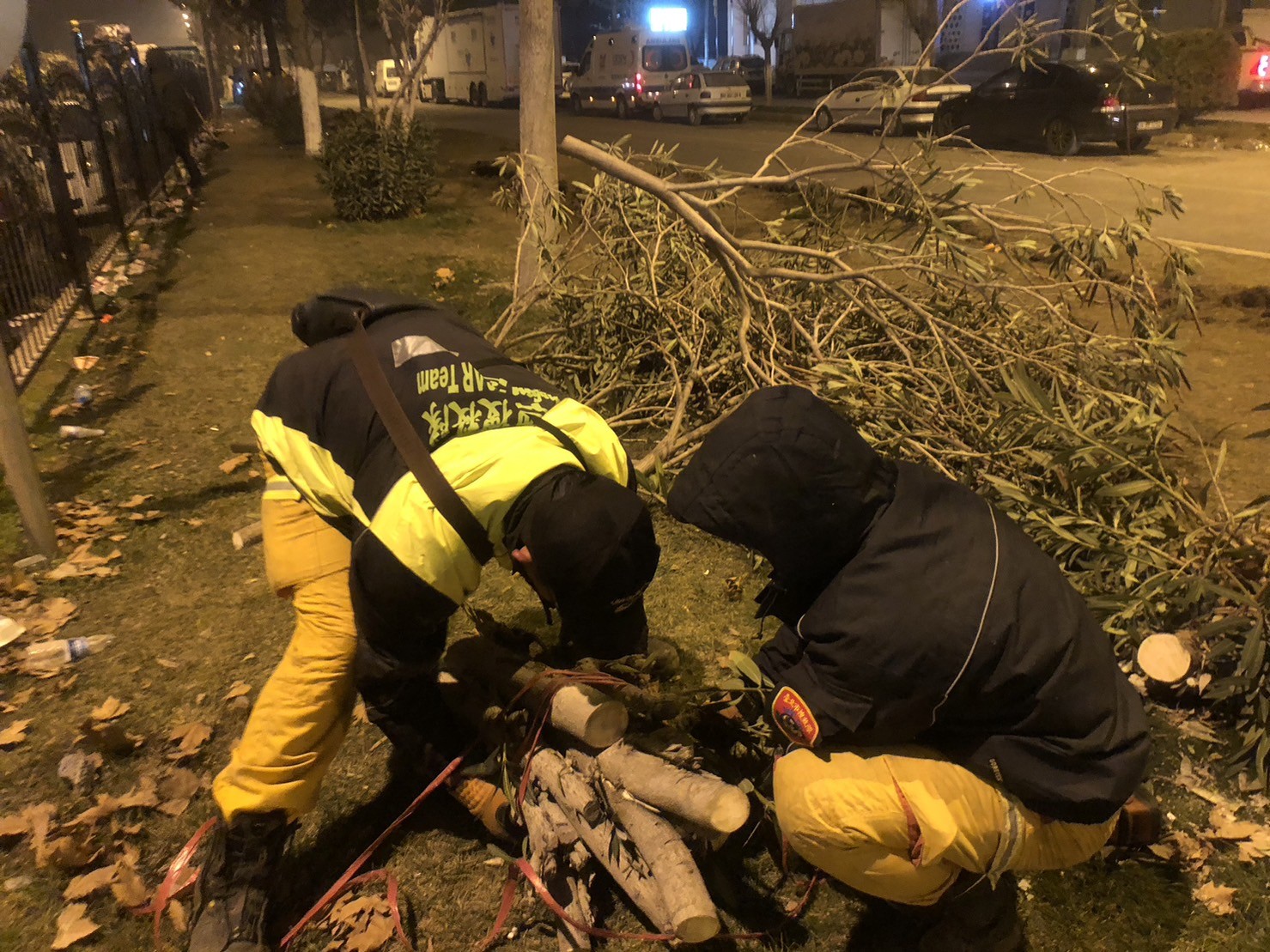臺北市搜救隊於阿德亞曼救援，當地氣溫寒冷，隊員們伐木砍柴保暖。翻攝臺北市搜救隊FB。