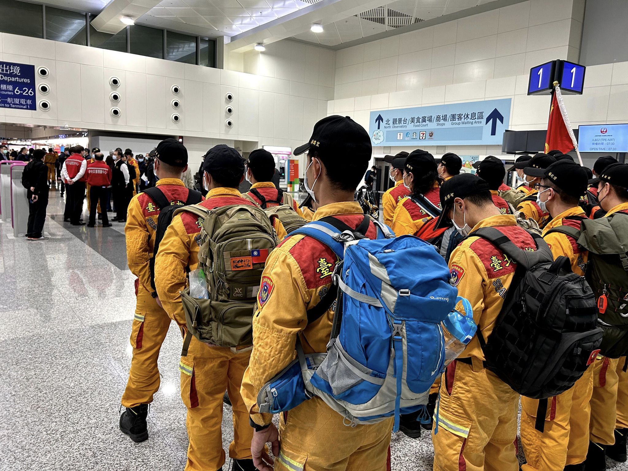 台灣消防署深夜派出搜救隊前往救援。外交部