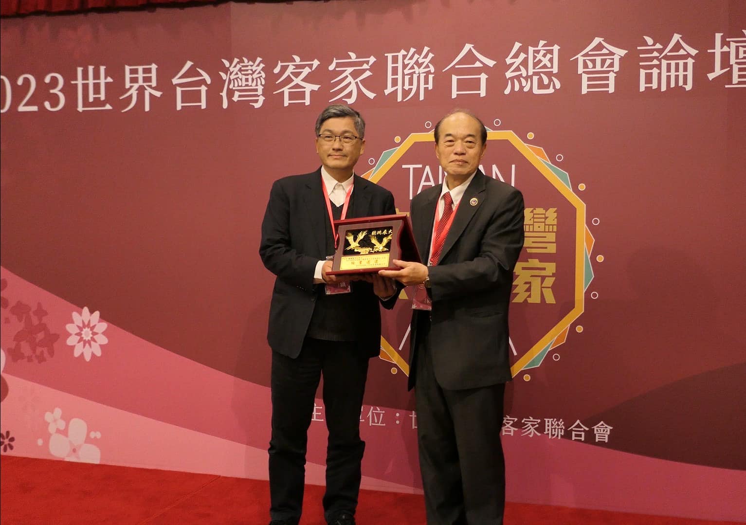 客委會主委楊長鎮(左)與世界台灣客家聯合總會總會長鍾振乾。圖/客委會臉書