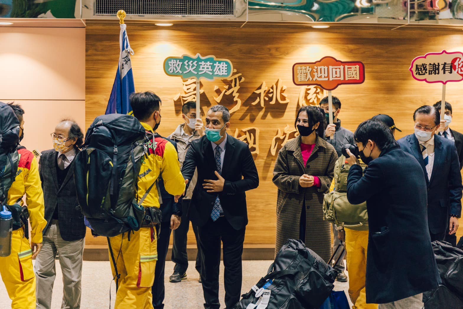 駐臺北土耳其貿易辦事處代表貝定可與英雄們握手感謝。消防署提供
