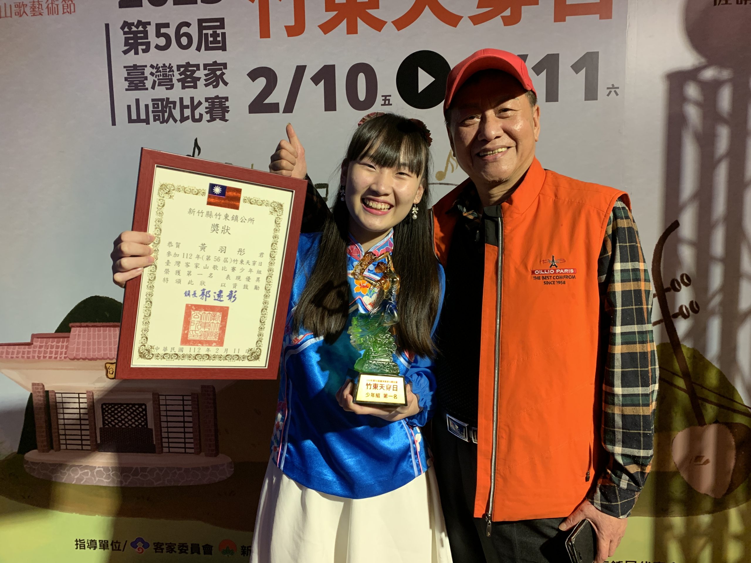 指導黃羽彤學習流行樂的老師林展逸,與黃羽彤開心合影。羅盛滿攝