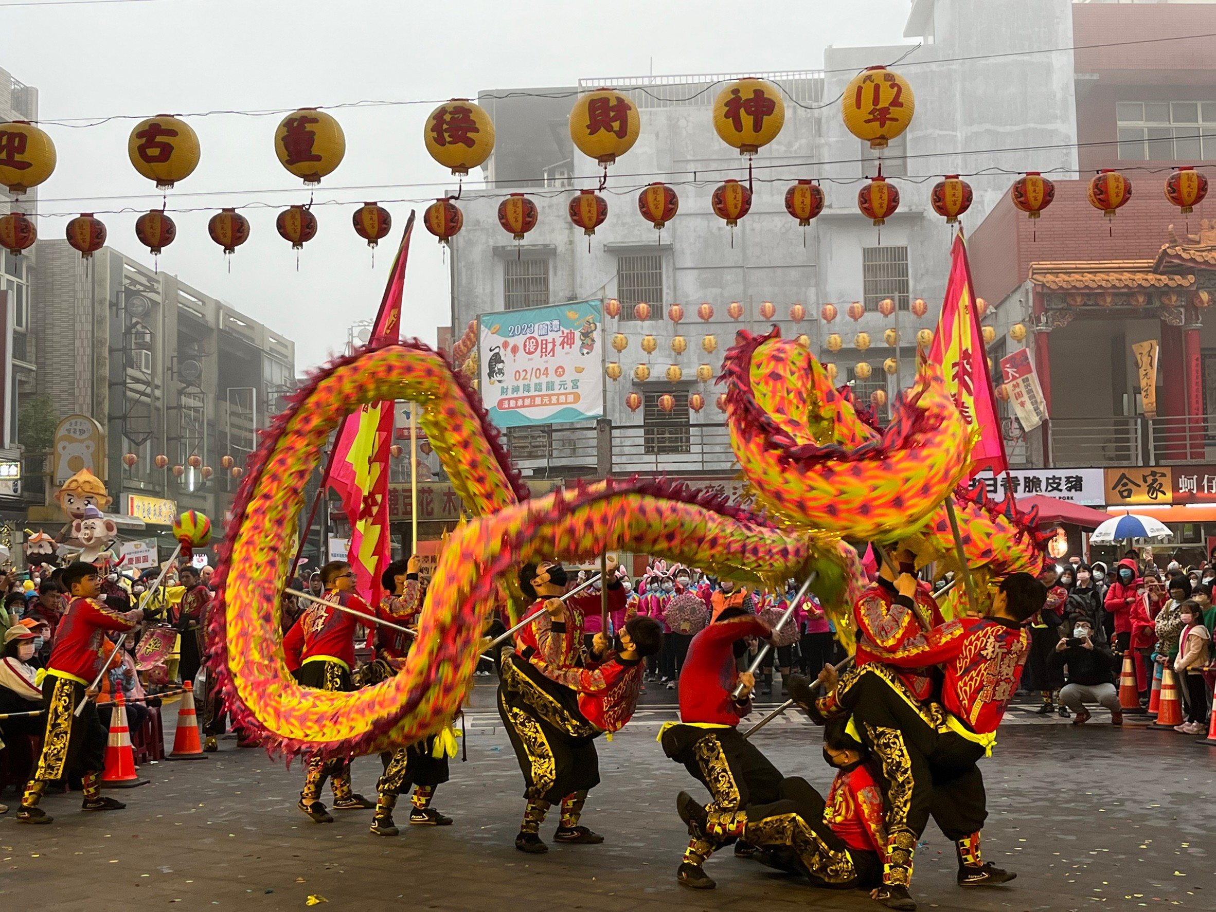 新毅群龍獅隊，以精湛的舞獅舞龍的表演博得滿堂彩。桃園市客家事務局提供