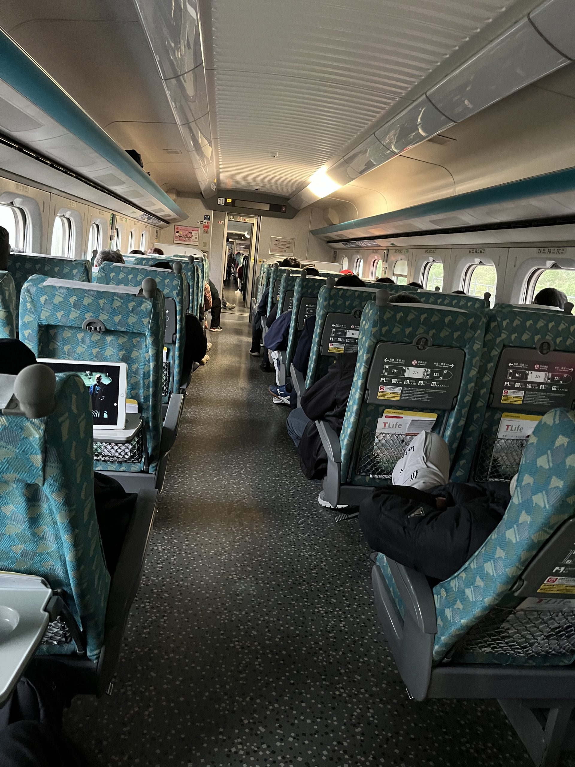 高鐵假日首班南下列車突發生跳電卡軌道。讀者提供
