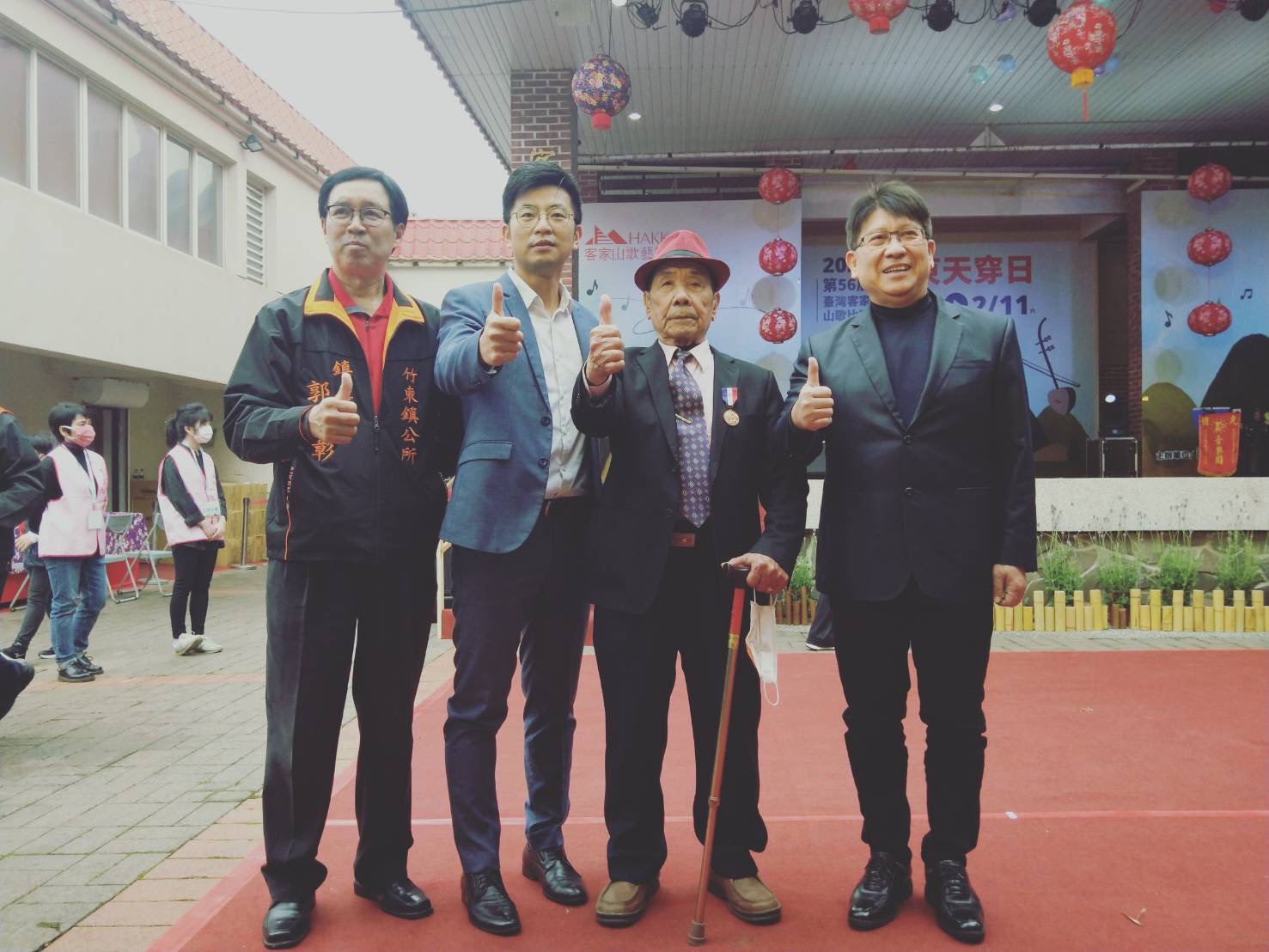竹東鎮長郭遠彰（左一）、客委會副主委周江杰（左二）、立委林思銘（右一）在臺灣山歌大賽首日到場支持。客委會提供