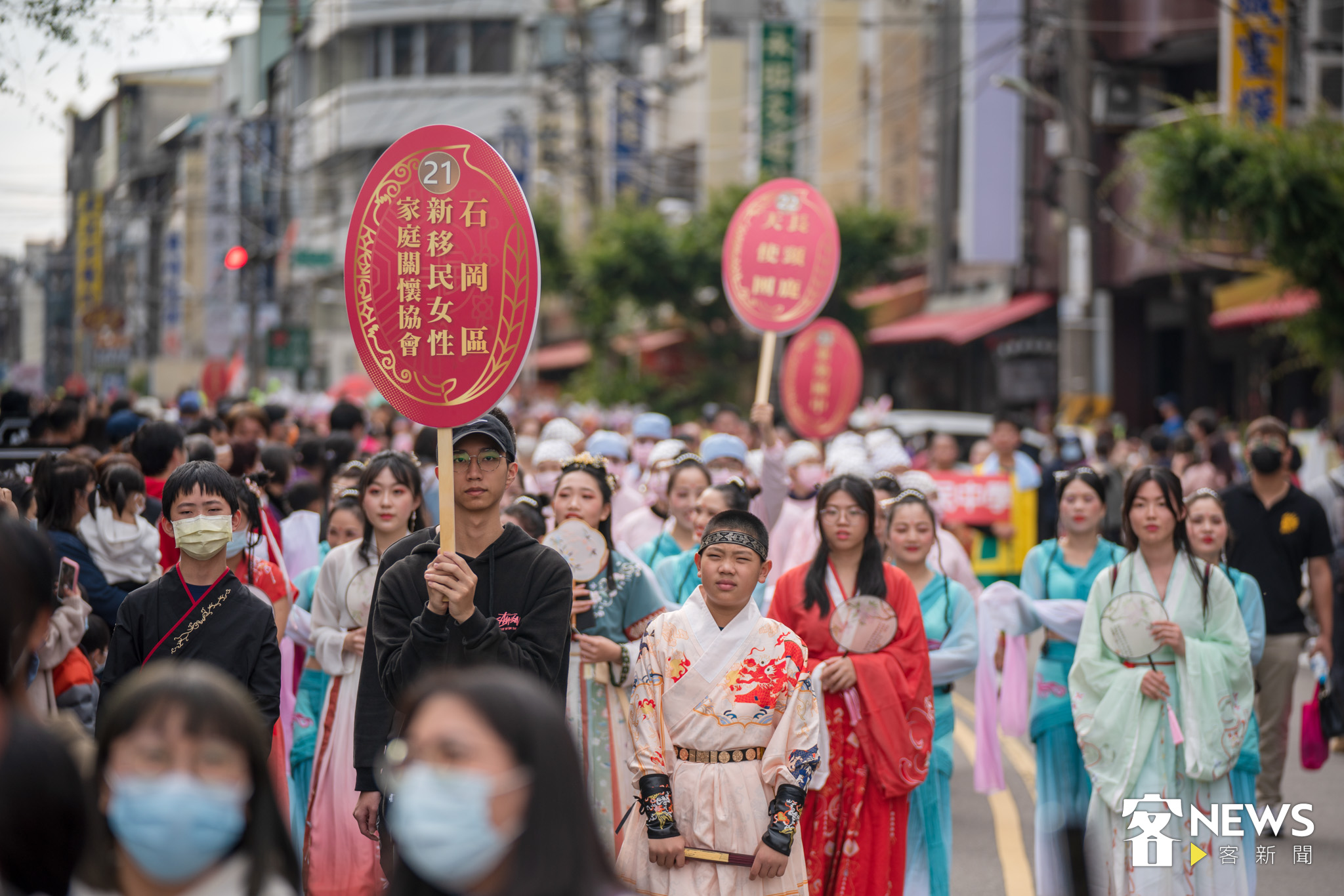 踩街活動各個隊伍使出渾身解數。范修語攝