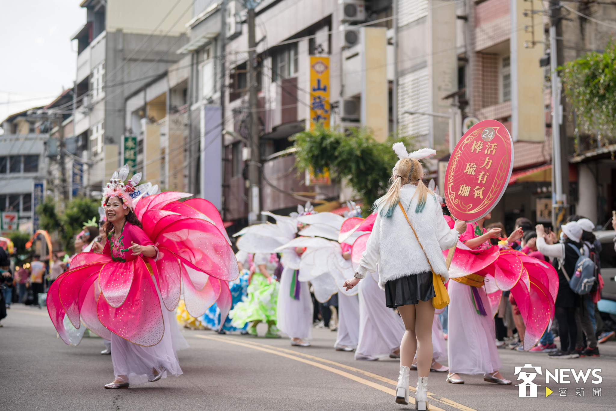 踩街活動各個隊伍使出渾身解數。范修語攝