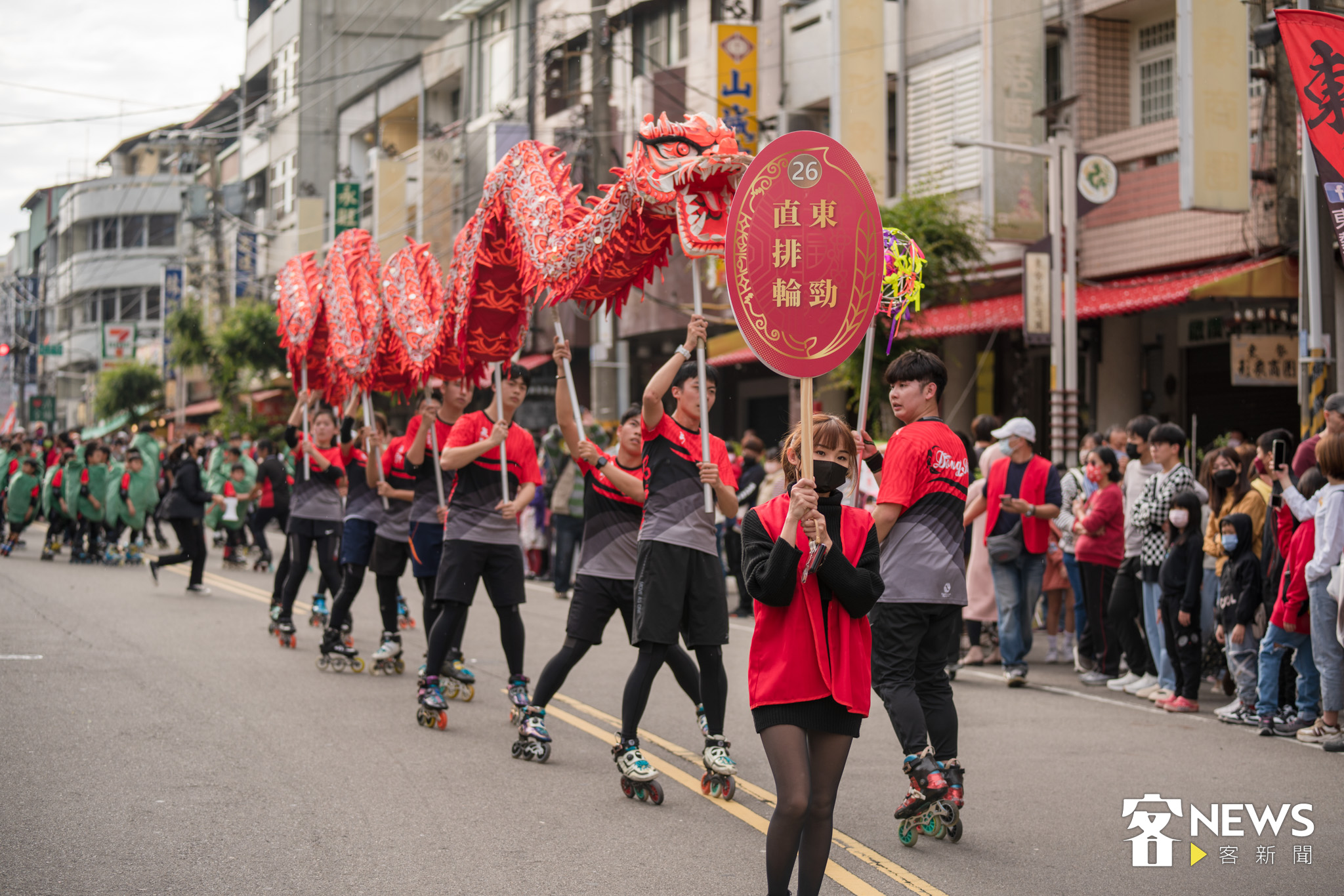 踩街活動各個隊伍使出渾身解數。范修語攝