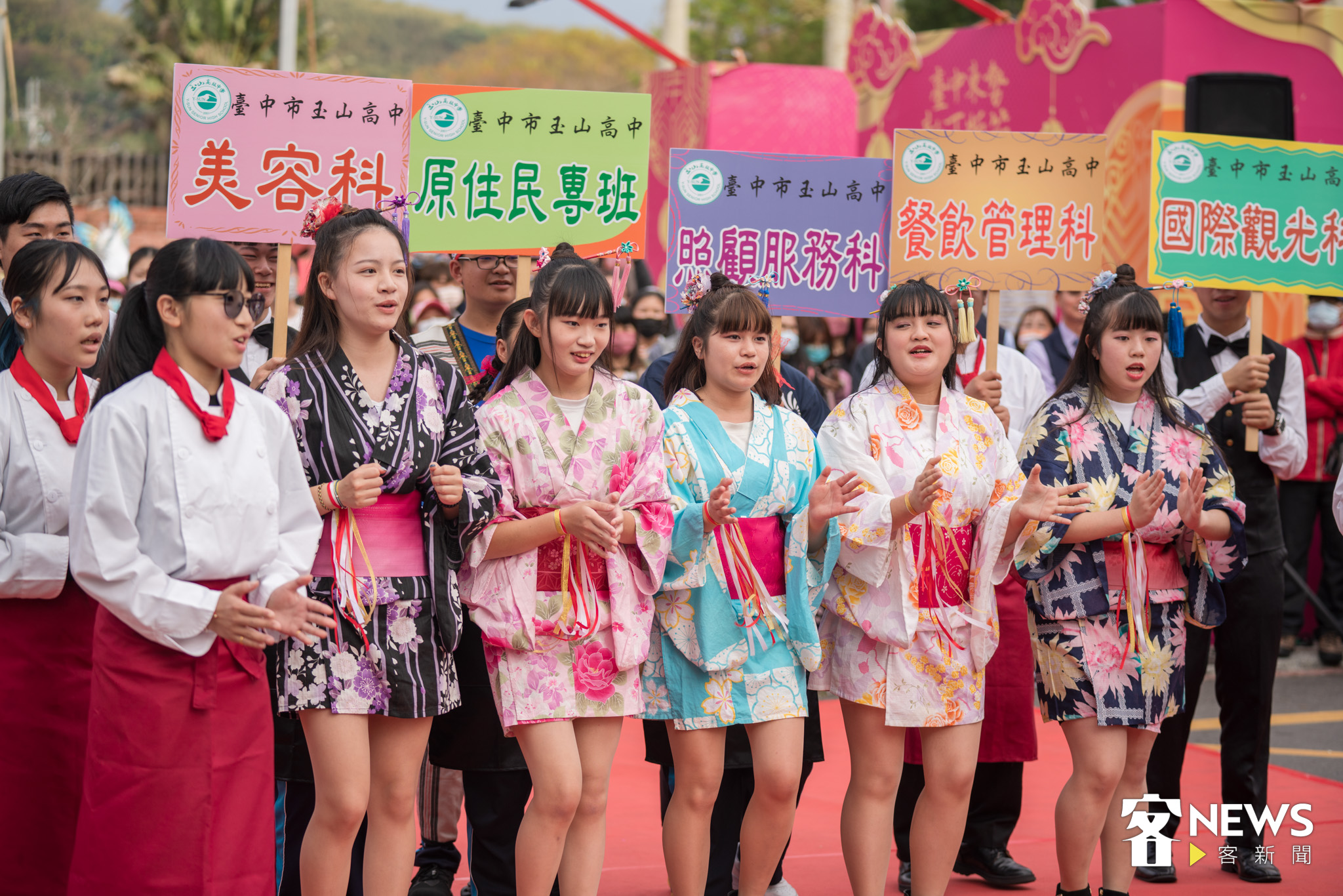 踩街活動各個隊伍使出渾身解數。范修語攝