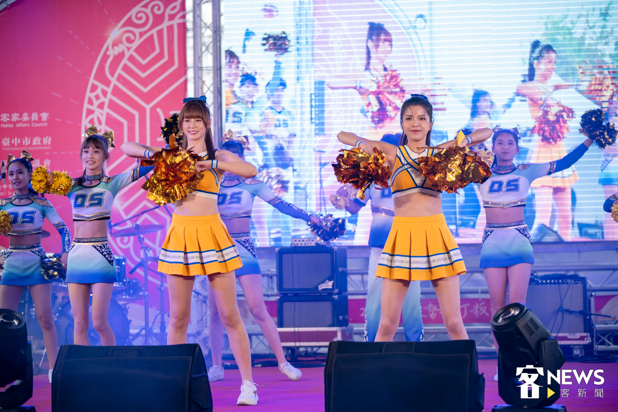 中信啦啦隊PS女孩於東勢新丁粄節登場演出。范修語攝