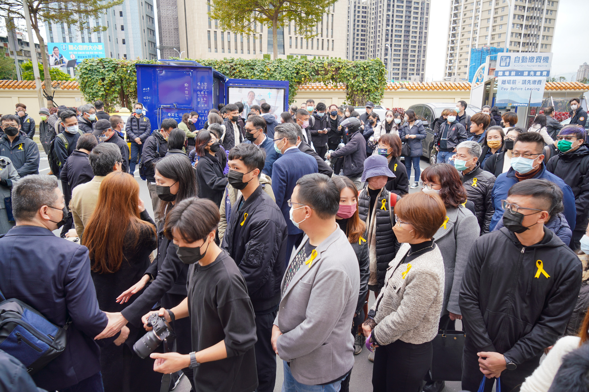 俊哥告別式現場逾百人到場送別。何柏均攝
