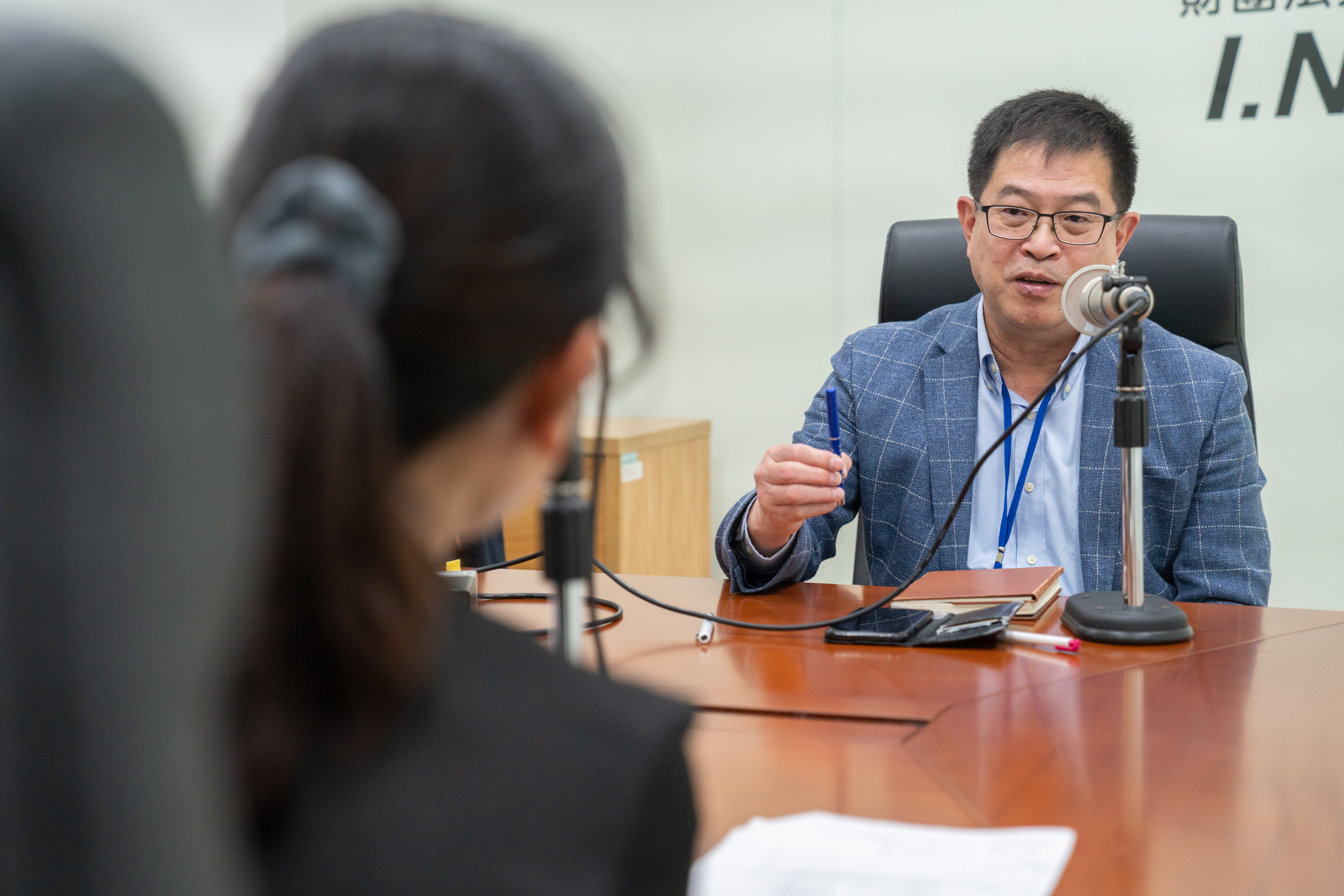 國防研究院資深研究員劉得金中將接受《客新聞》與《講客廣播電臺》的訪問。何柏均攝