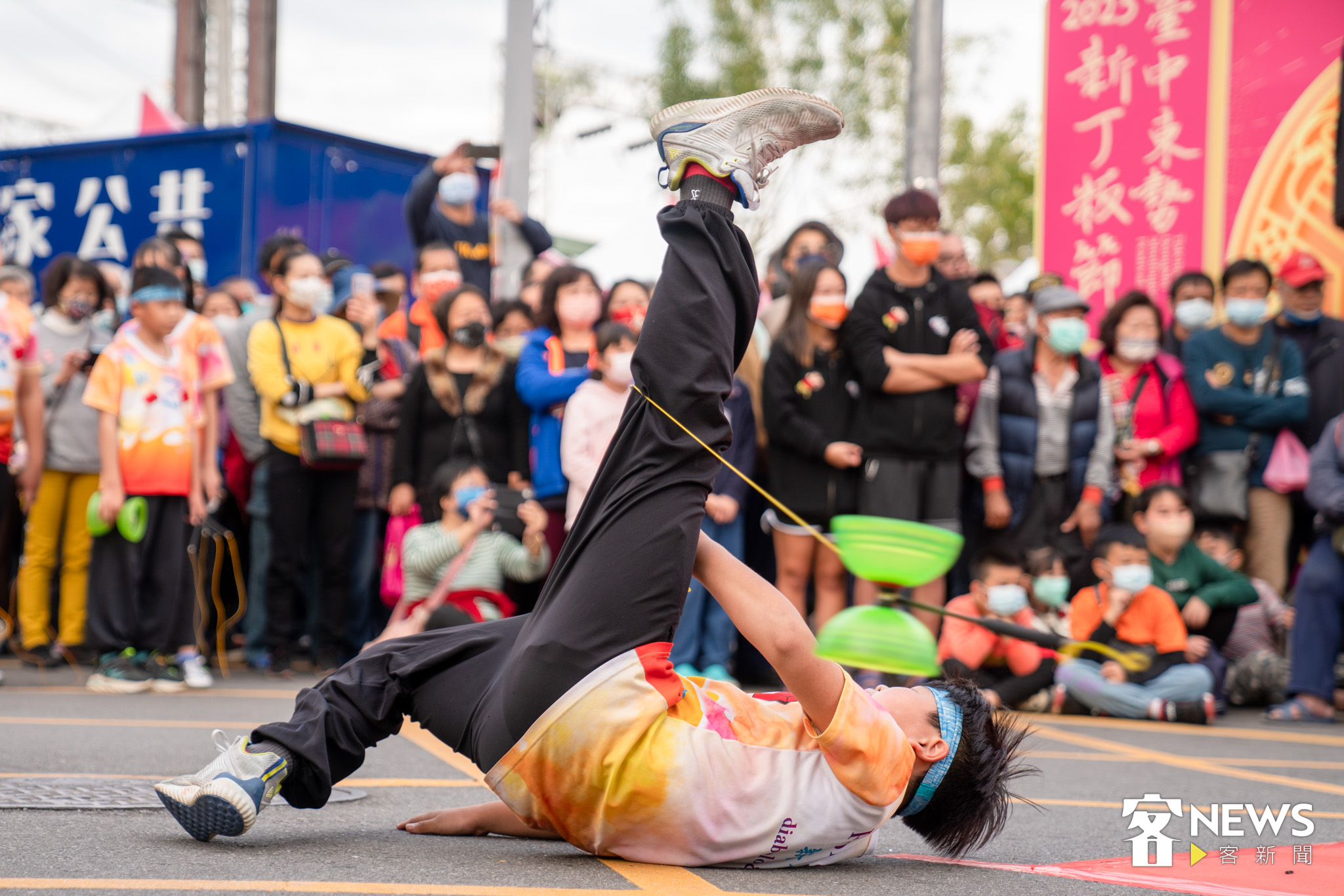 踩街活動各個隊伍使出渾身解數。宋佩遙攝