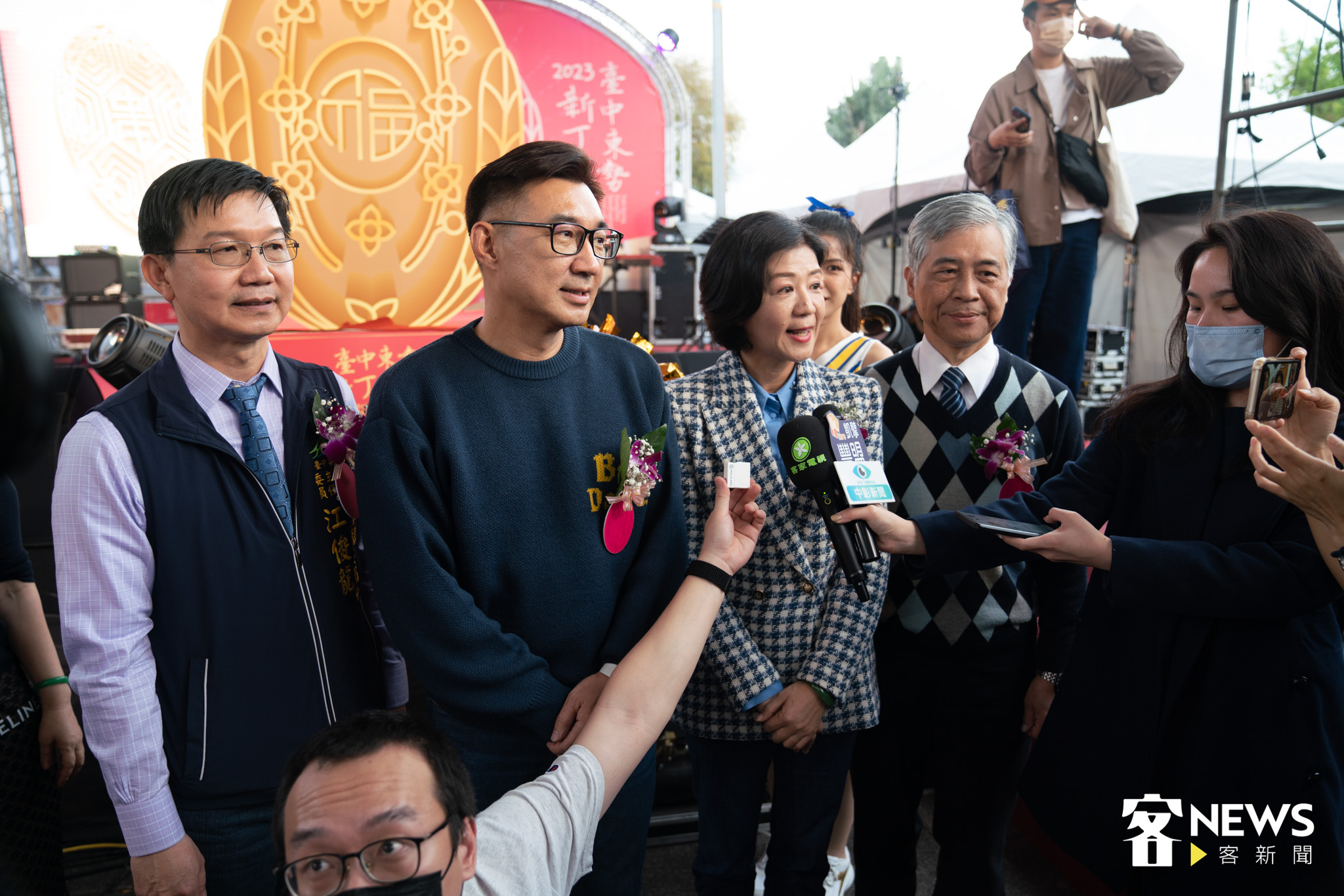 右起客委會副主委范佐銘、副市長王育敏、立法委員江啟臣、台中市客委會主委江俊龍接受媒體訪問。范修語攝
