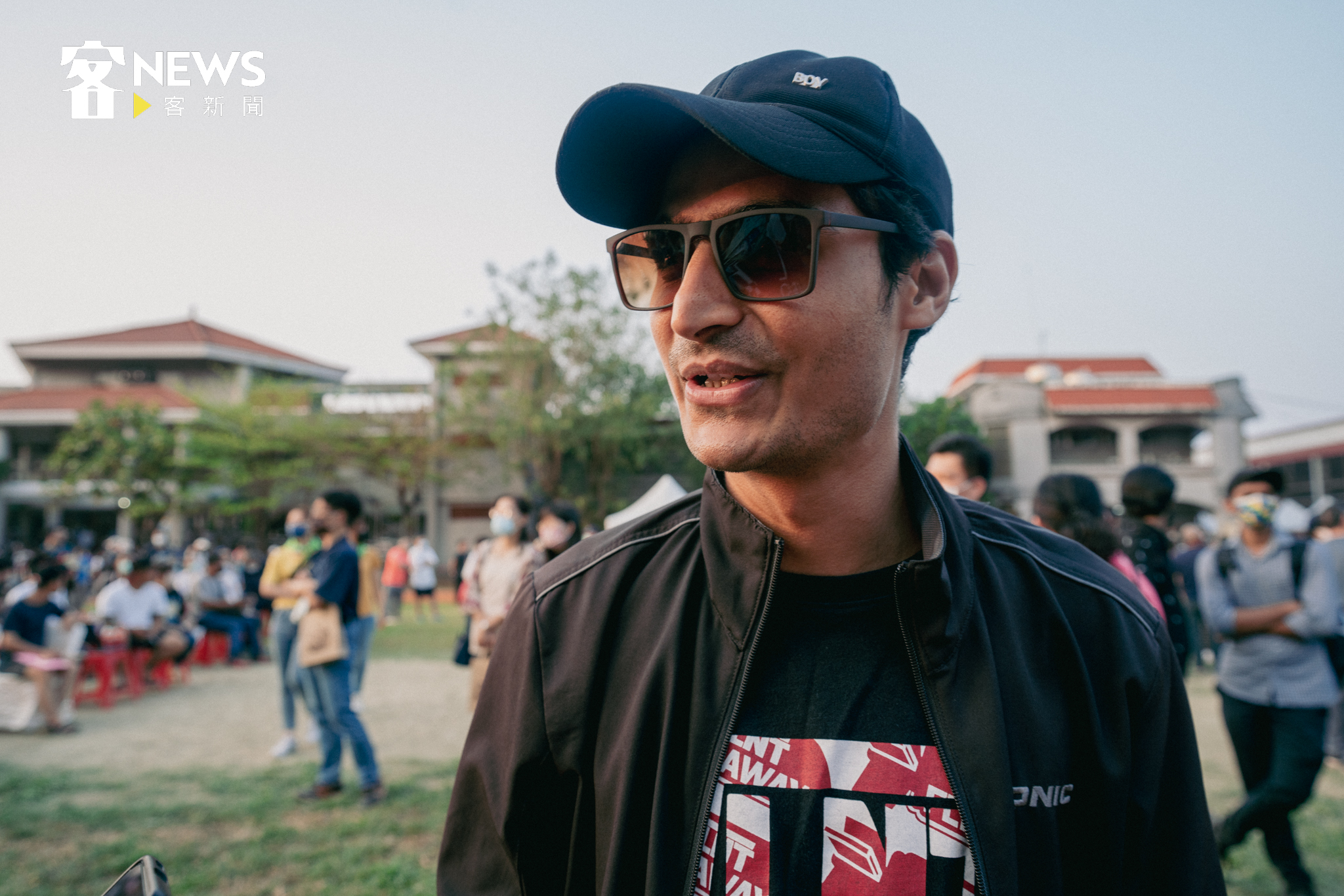 屏東科技大學生Pratik Nayi，首次參與尖炮城鞭炮投擲體驗，非常興奮。宋佩遙攝