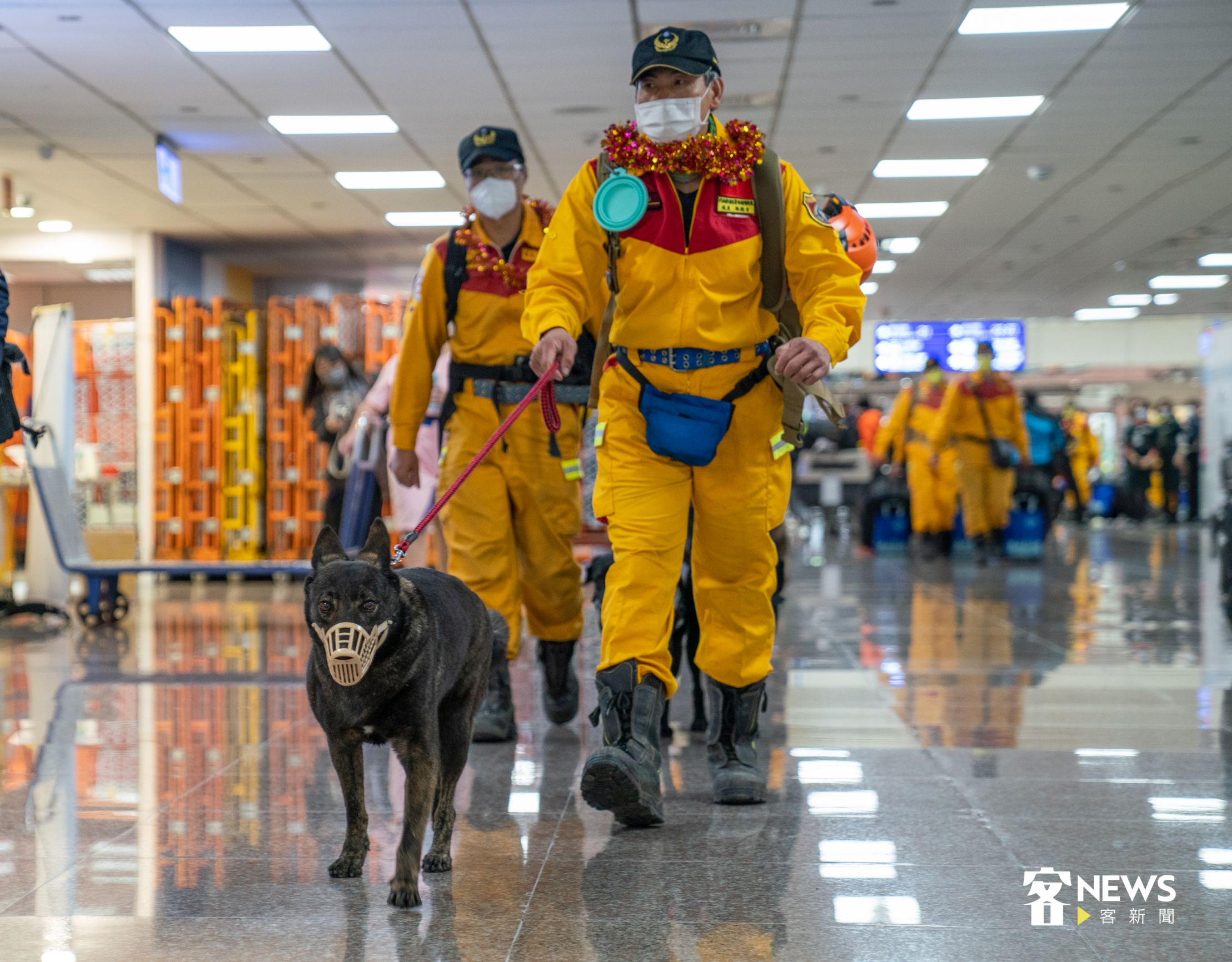 台灣搜救隊與搜救犬榮耀返國。洪俊傑攝