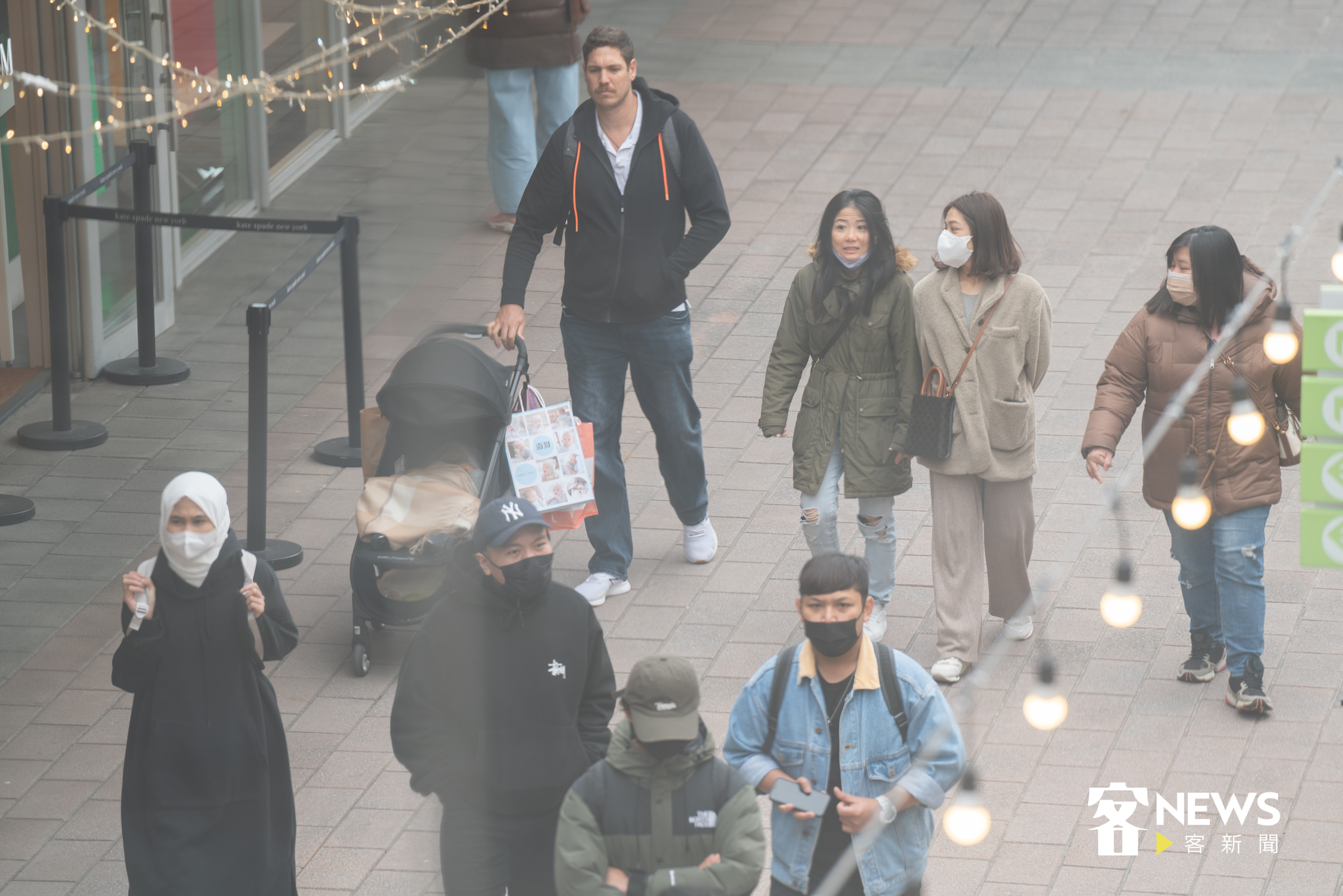 口罩解禁，民眾可自主決定配戴口罩。洪俊傑攝