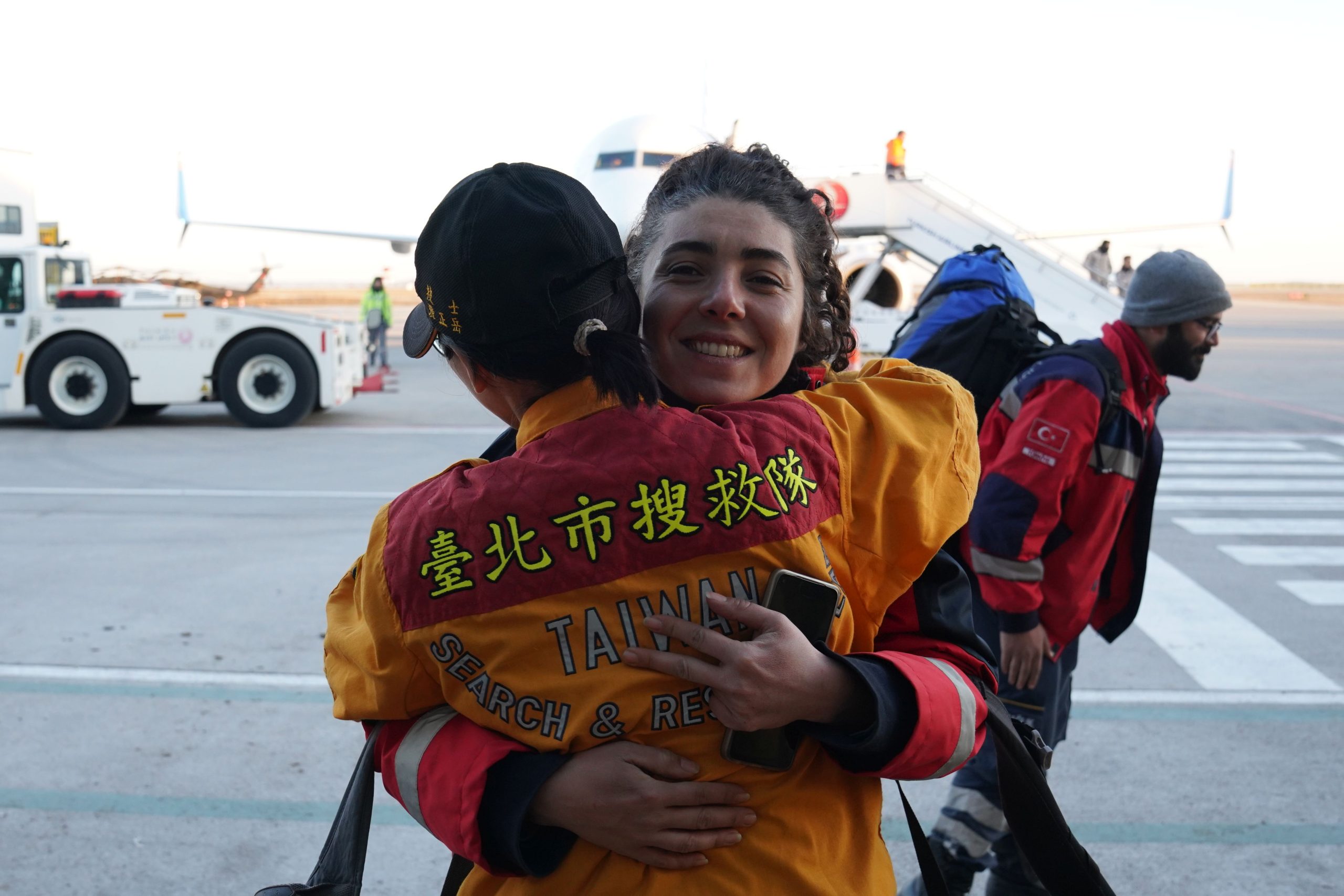 土耳其救護隊員給台灣搜救隊一個大大地擁抱。李台源攝