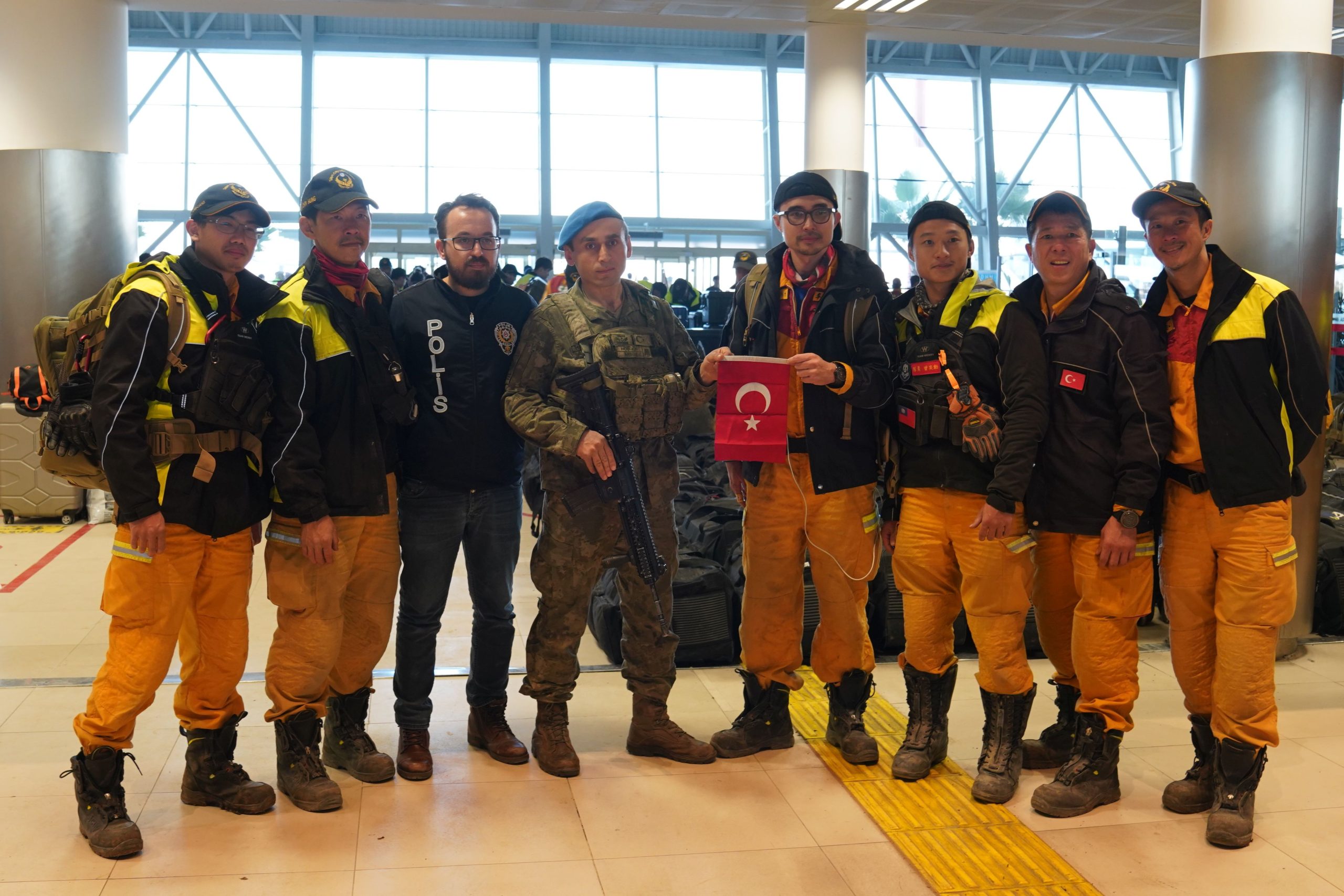 土耳其士兵拿出國旗與台灣搜救隊合照。李台源攝