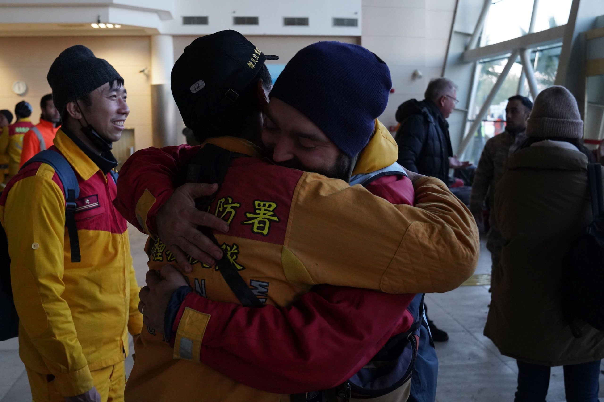 土耳其救護隊成員給台灣搜救隊員大大地擁抱。李台源攝