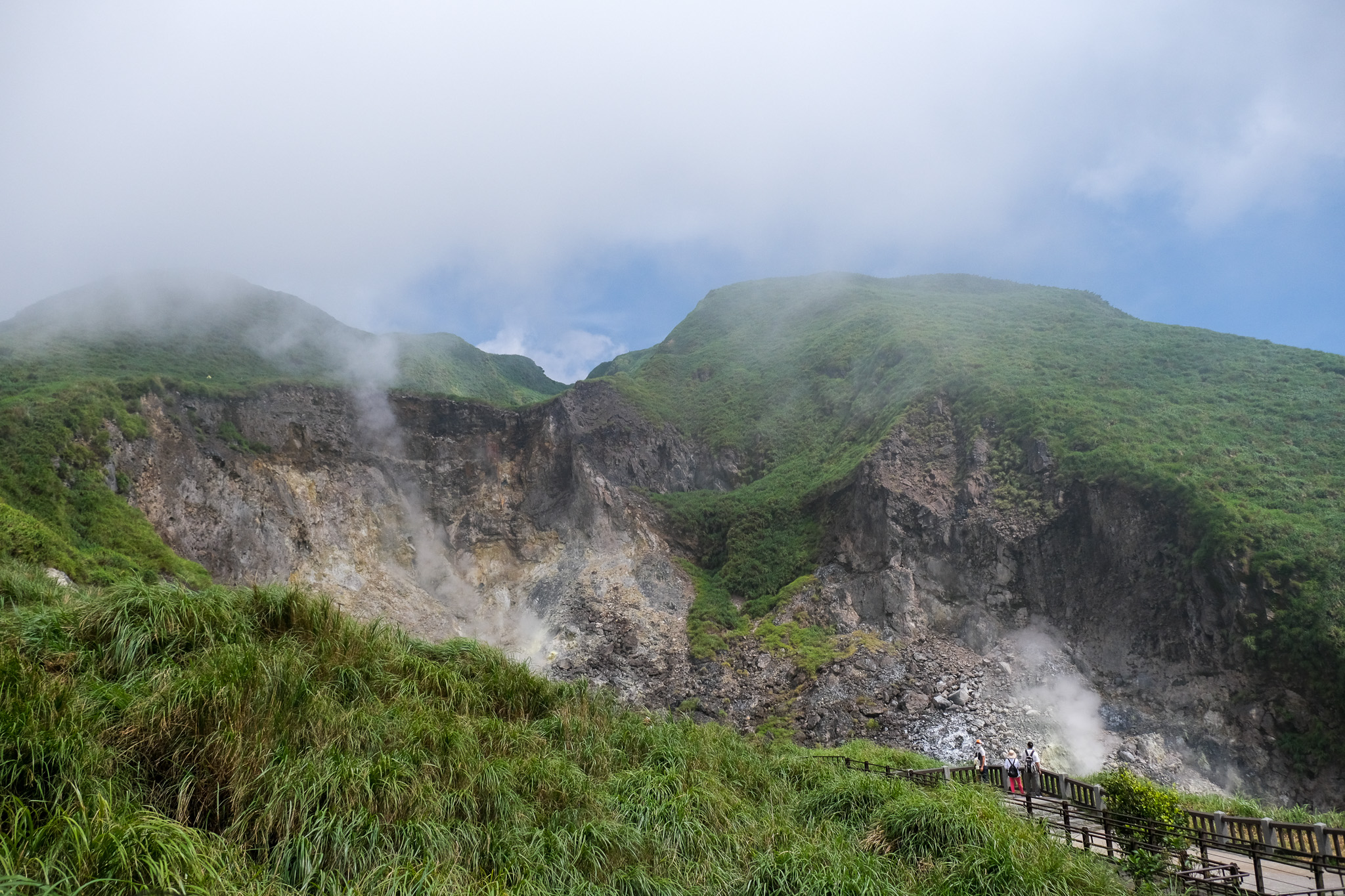 大屯火山活動造成北投3級地震，圖為位於大屯火山群上的小油坑。何柏均攝