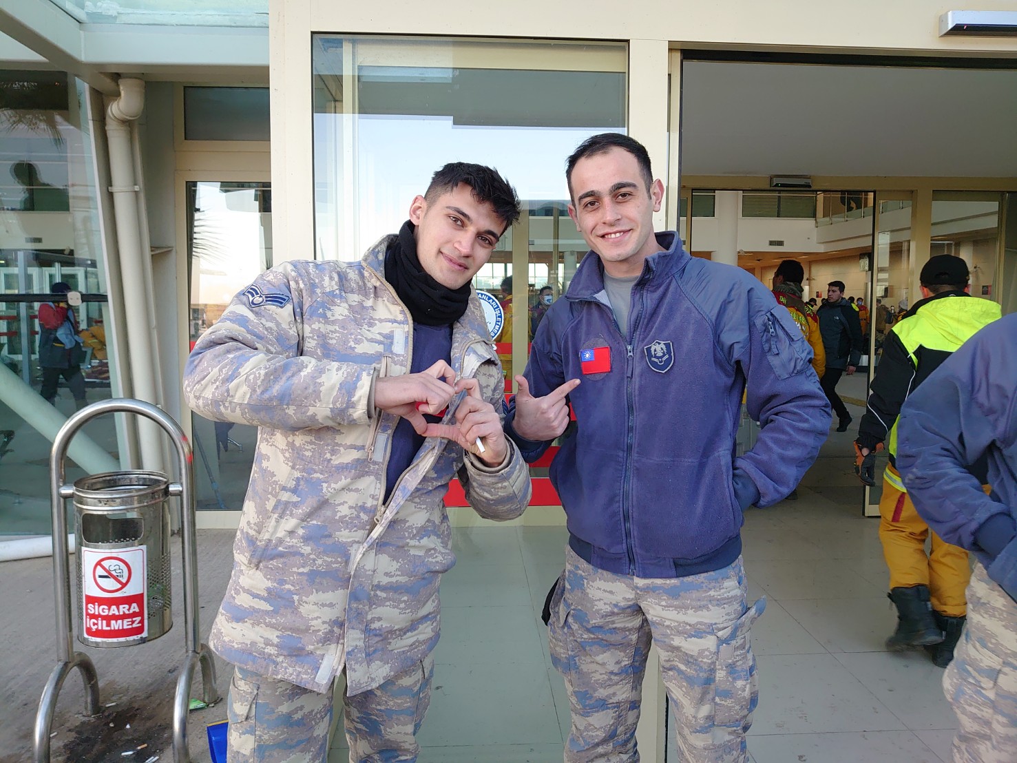 一時之間土耳其大廳士兵身上通通別滿來自台灣的徽章。李台源攝