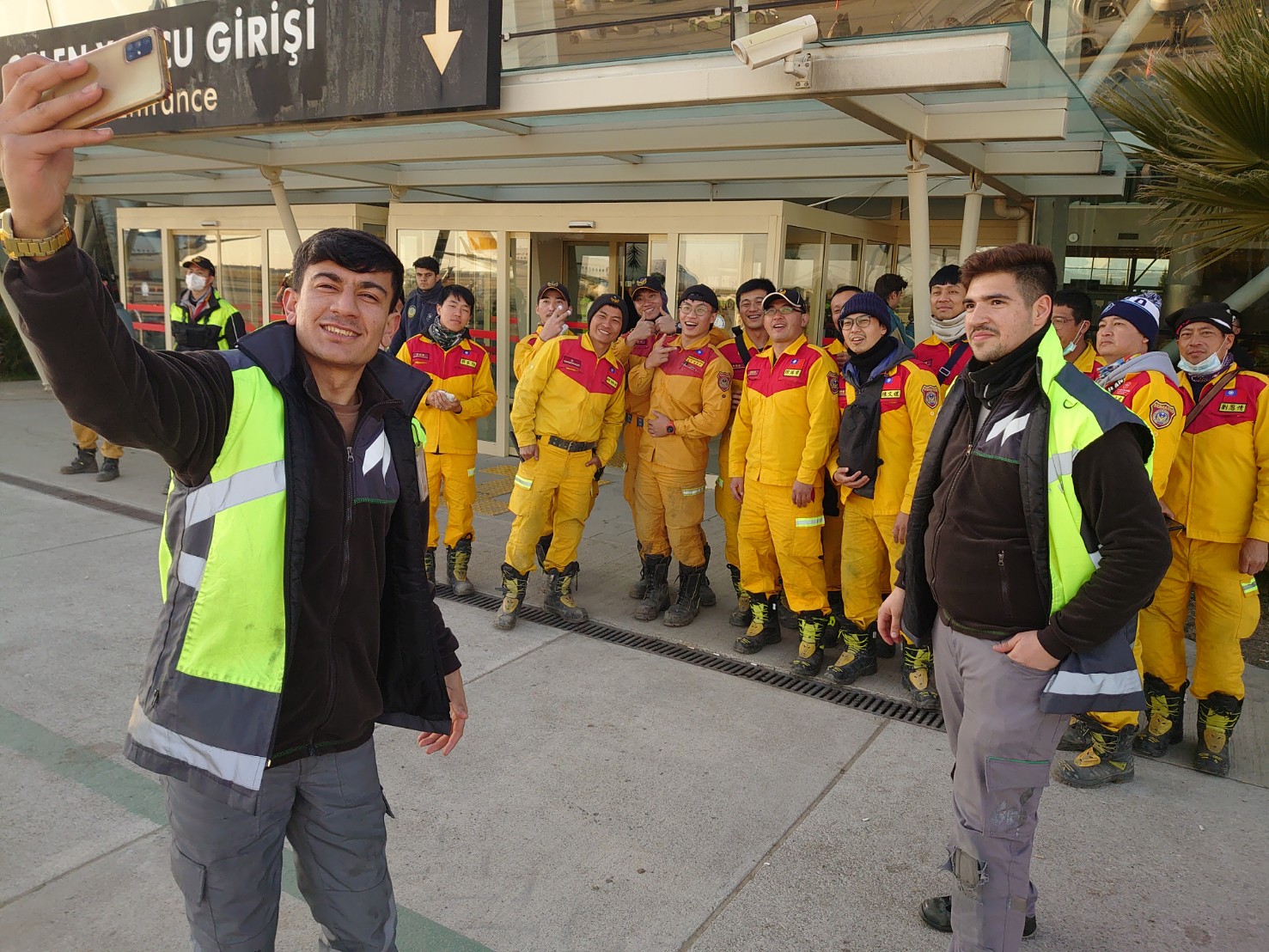 阿德亞曼機場地勤人員得知是台灣搜救隊後,馬上拿出手機希望合影留念。李台源攝
