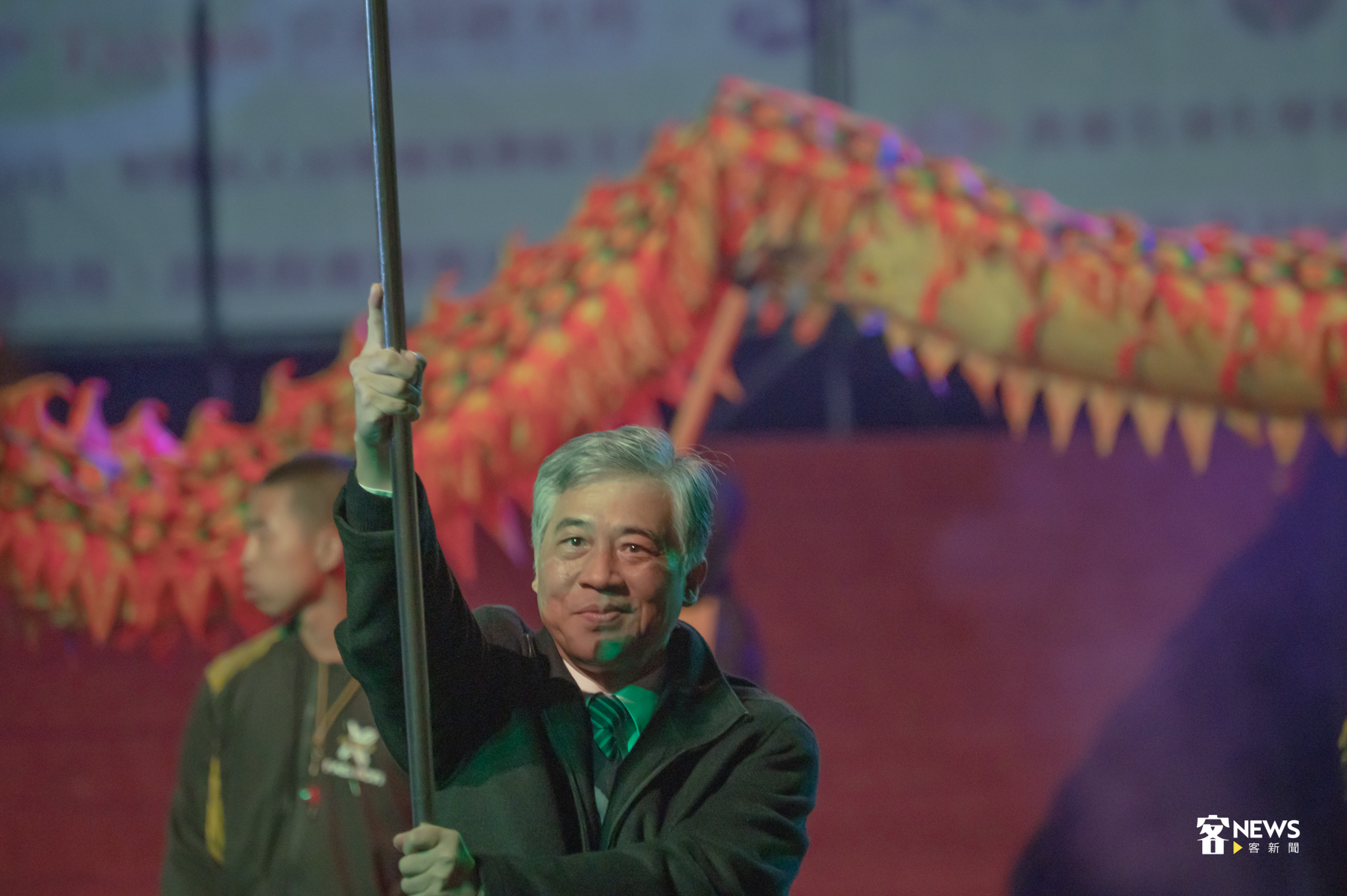 客委會副主委范佐銘起參與舞龍體驗。洪俊傑攝