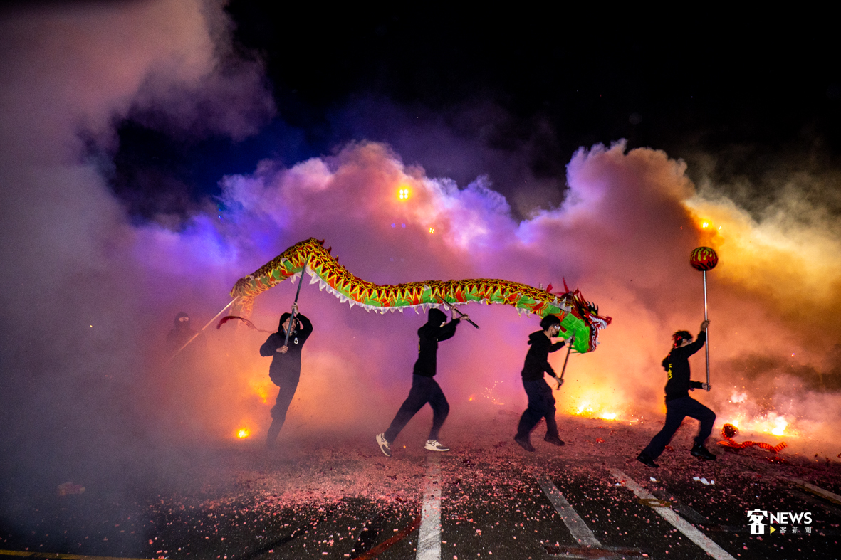 苗栗慶元宵(火旁)龍之夜，舞龍隊伍在炮陣火光交錯中舞動，彷彿穿梭雲霧中。洪俊傑攝