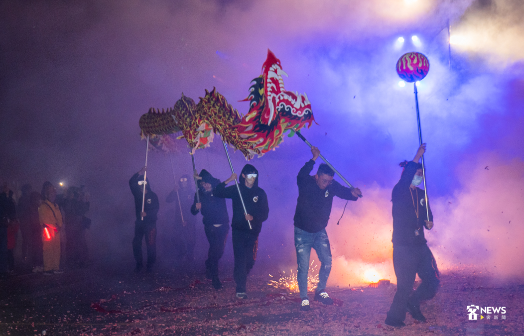 龍身在煙硝中忽隱忽現，彷彿在雲霧中翻騰飛舞帶來祥瑞之氣。洪俊傑攝