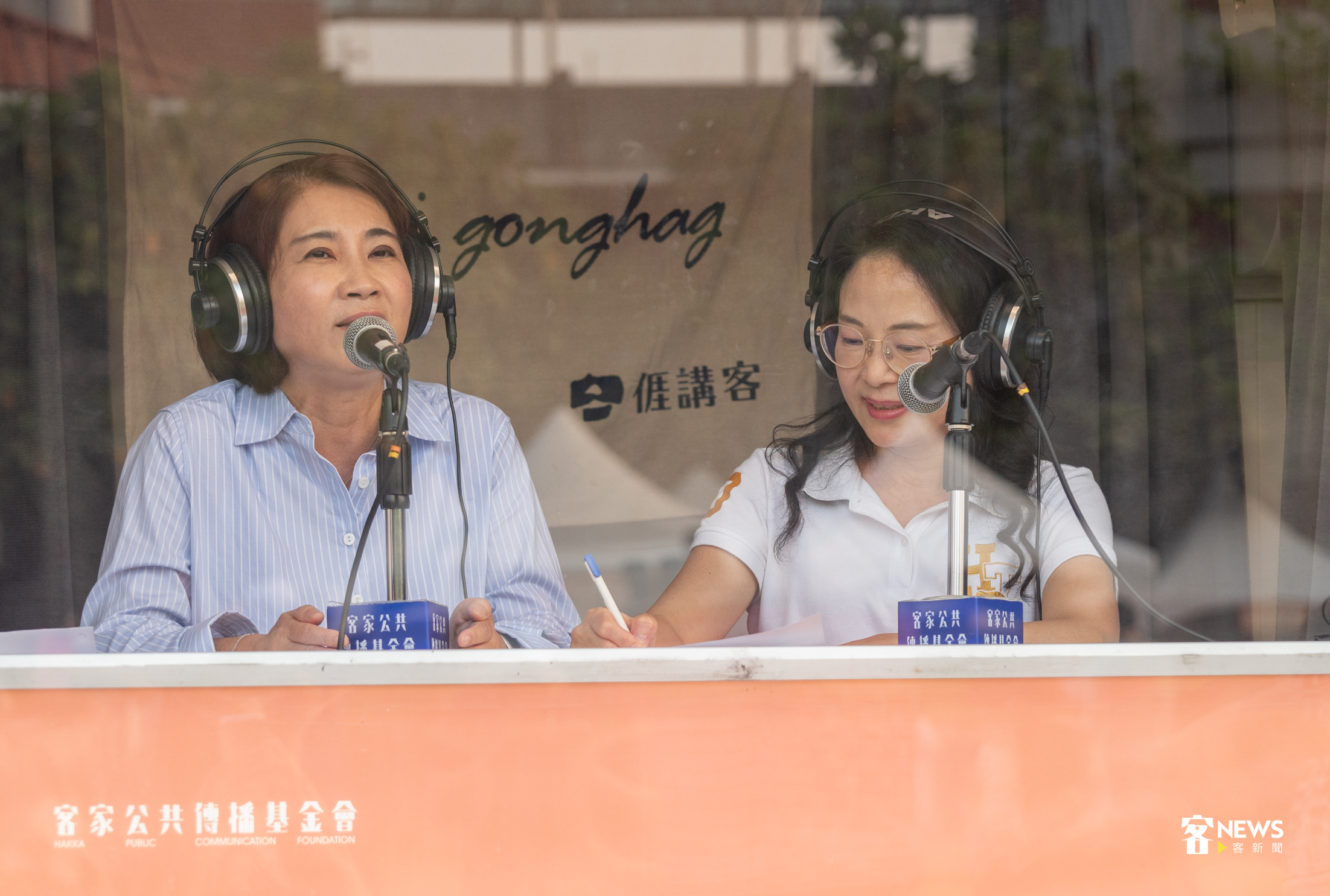 屏東縣長周春米，登上講客號，接受講客廣播電臺主持人鍾麗香訪問，分享客庄節慶活動。洪俊傑攝