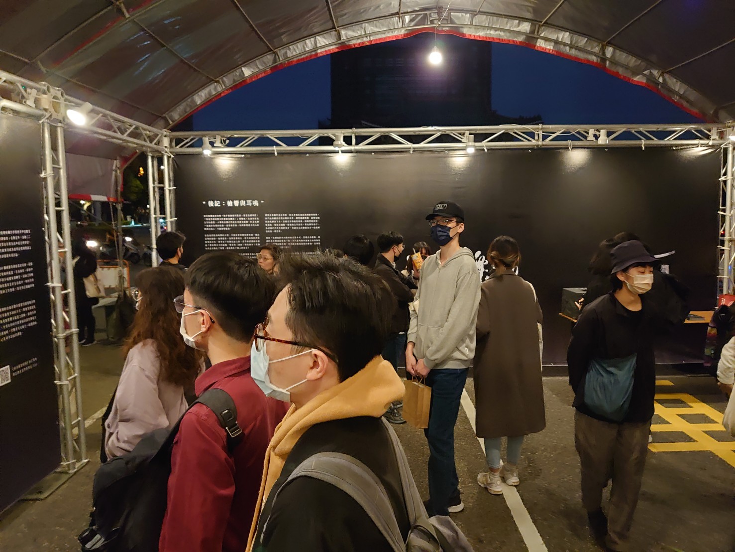 共生音樂節以「空白與填空」為主題策展，眾多年輕民眾排隊進場看展。李台源攝