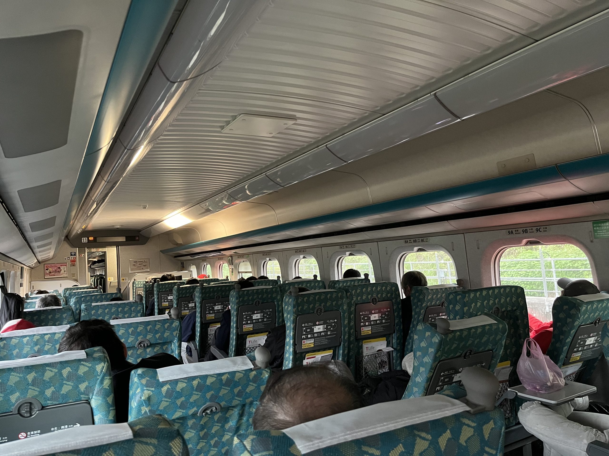 假日首班南下高鐵突跳電卡軌道，讓車廂內旅客直呼：傻眼。讀者提供