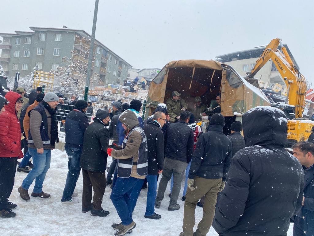 土耳其強震遇大雪,災區暖心提供熱食讓居民充飢。(取自https://twitter.com/tcsavunma)