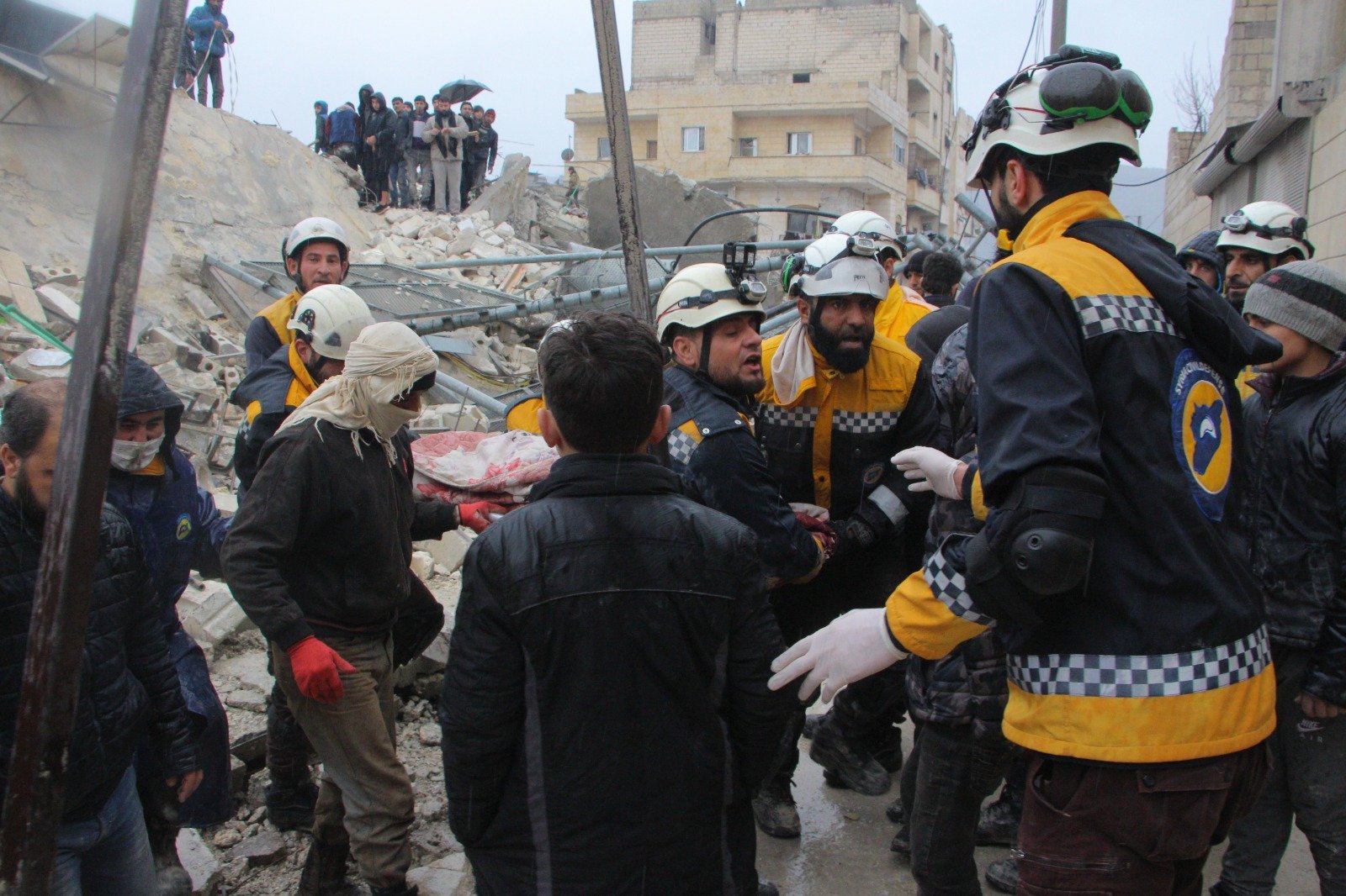 救援人員在天寒地凍的倒塌建築殘骸中搜救。圖取自The White Helmets