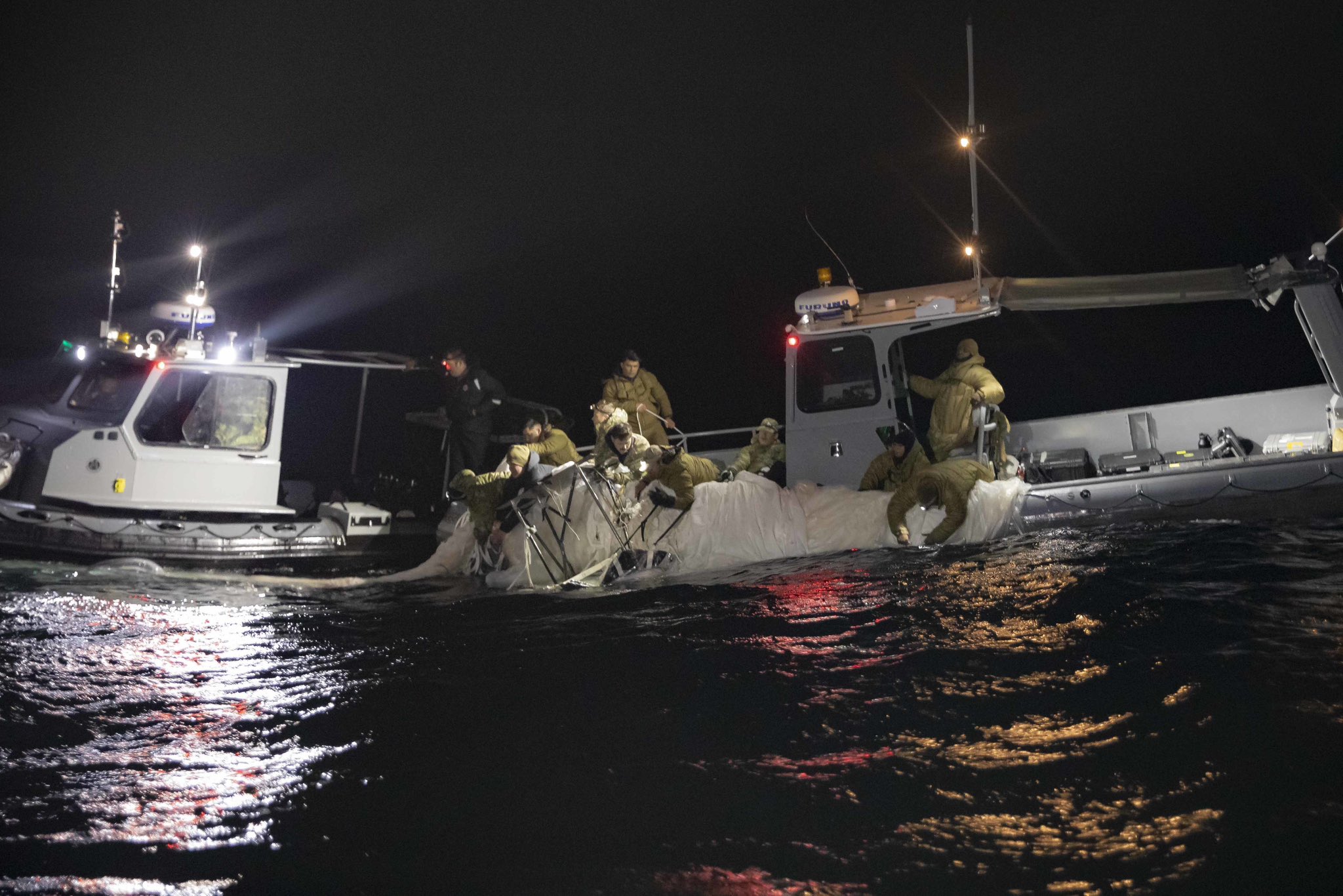 美國海軍7日公布首批中國偵察氣球近距離打撈照片。圖取自U.S. Fleet Forces推特