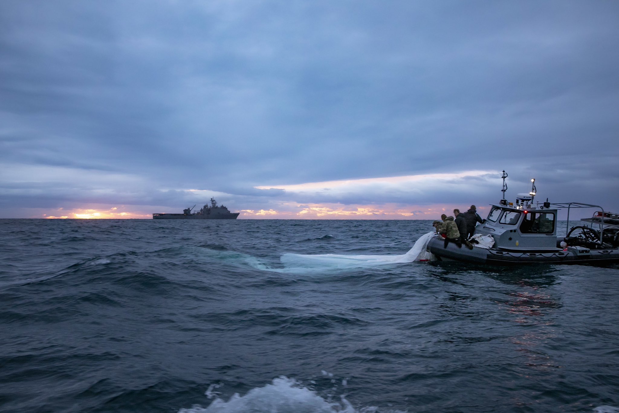 美國海軍7日公布首批中國偵察氣球近距離打撈照片。圖取自U.S. Fleet Forces推特