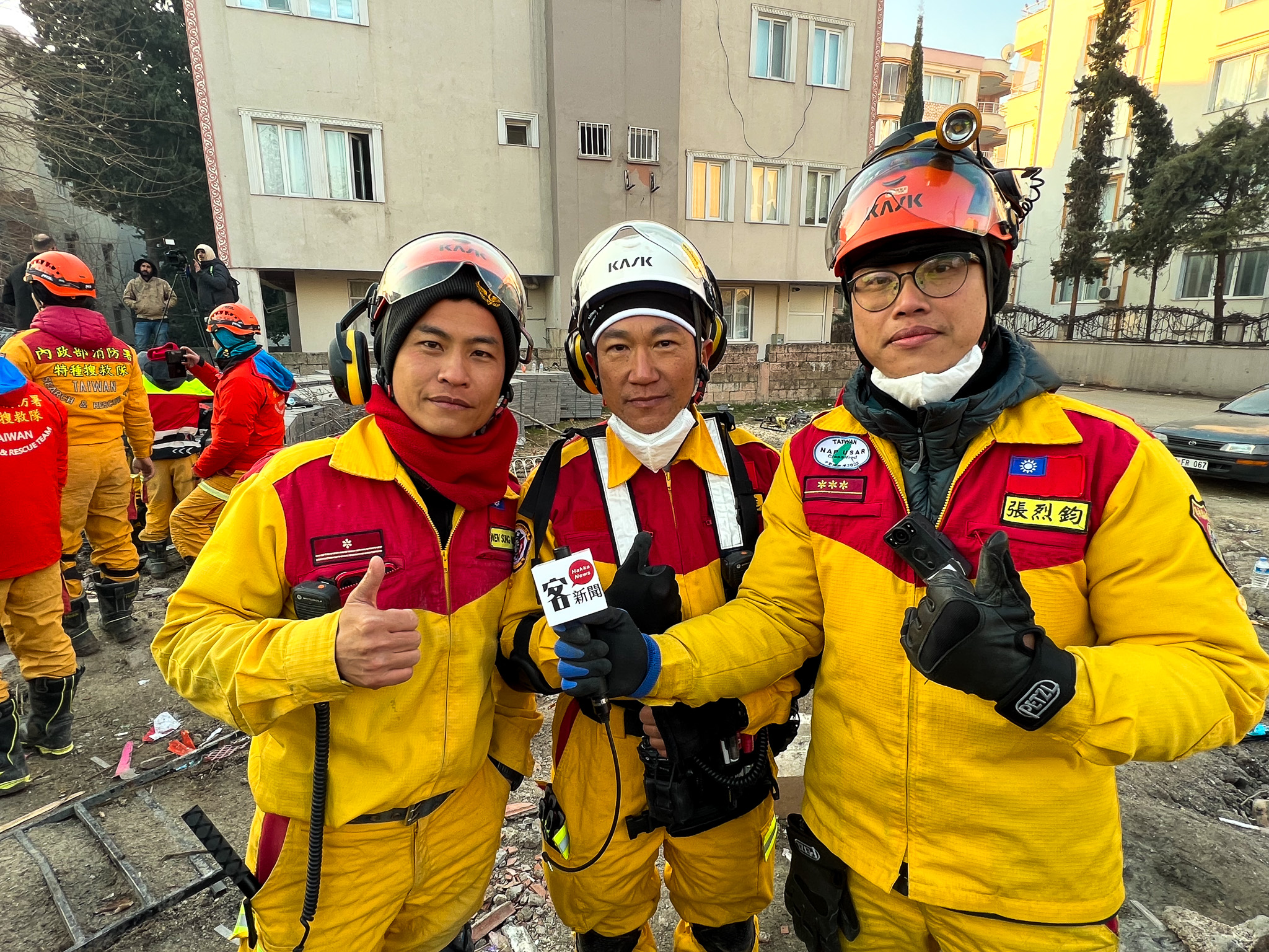 來自屏東消防特蒐大隊的客家籍的隊員,在成功拯救出一名當地女性居民後,用客語接受《客新聞》訪問。何柏均攝