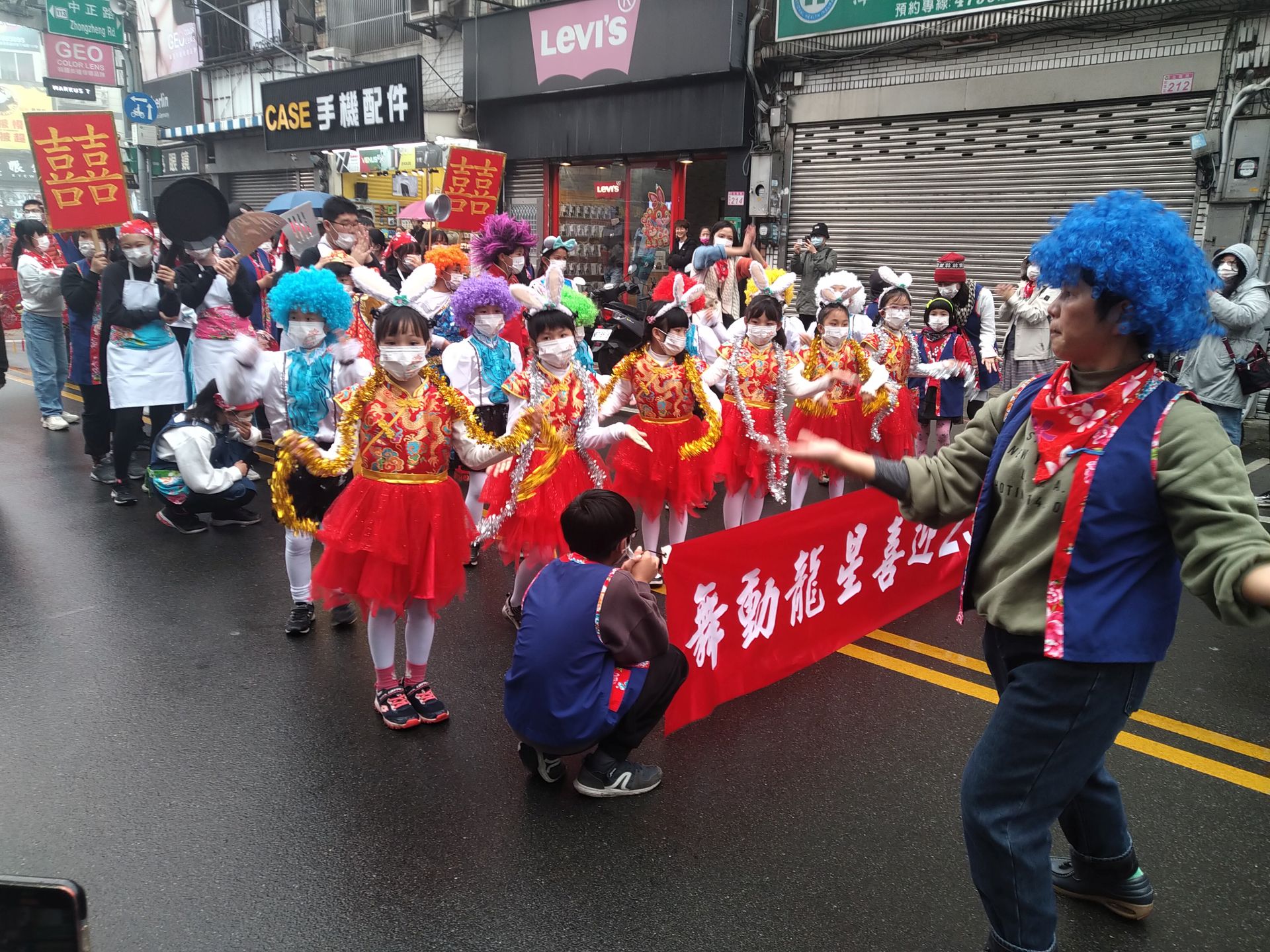 參加「迎古董」的隊伍琳瑯滿目、用心裝扮及表演。王湘仁攝