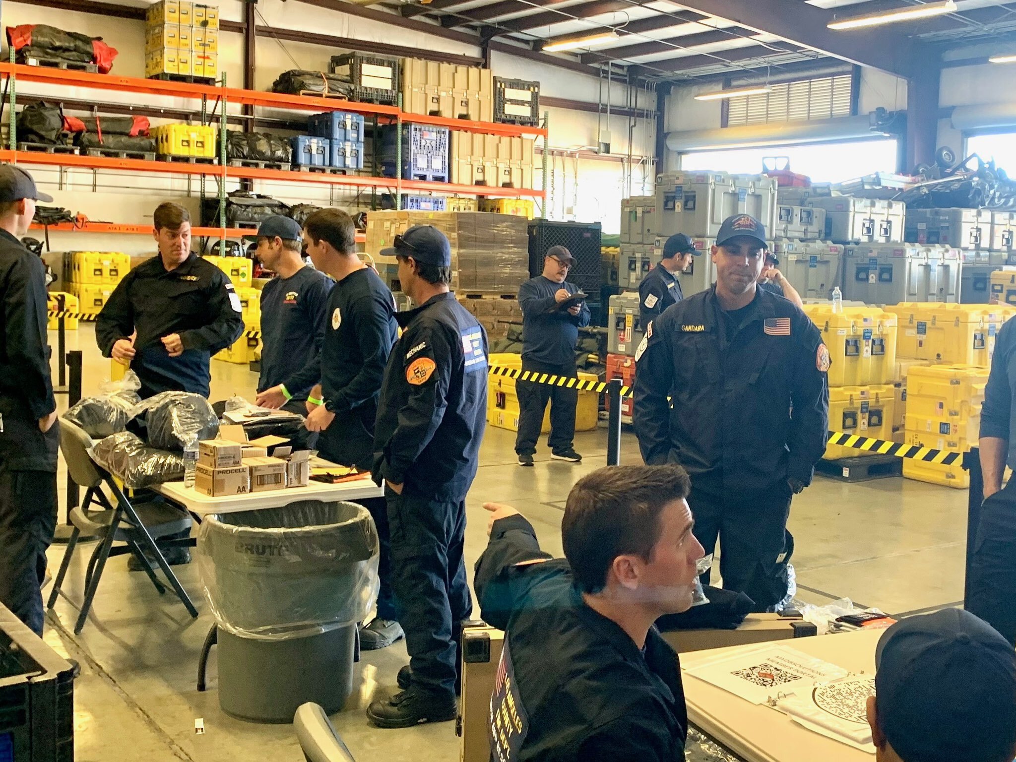 美國加州洛杉磯郡救火隊準備物資將趕赴災區。翻攝自LA County Fire Fighters官方《推特》
