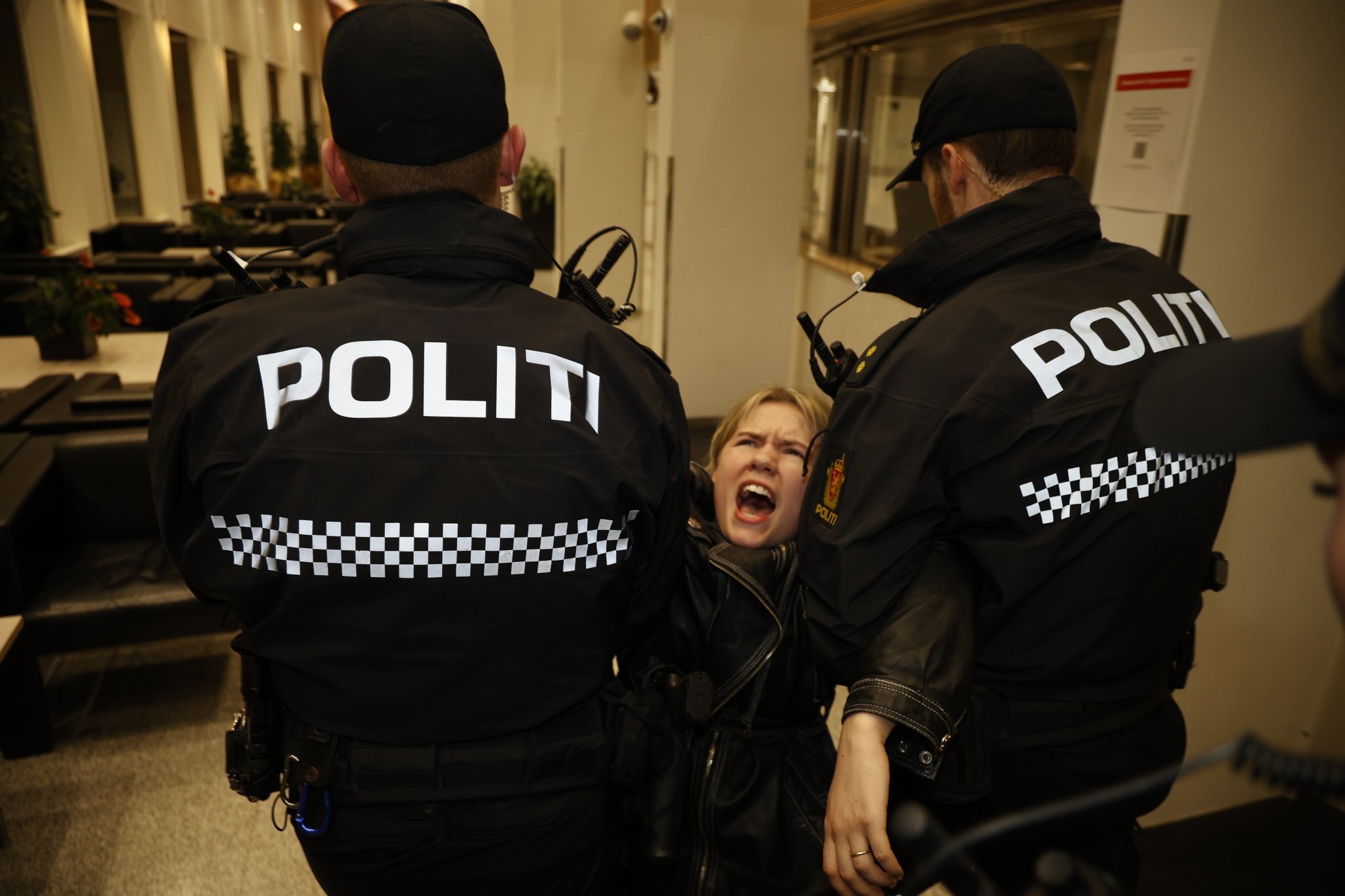 警方周一凌晨強行驅離抗議群眾。翻攝自Natur og Ungdom官方《推特》