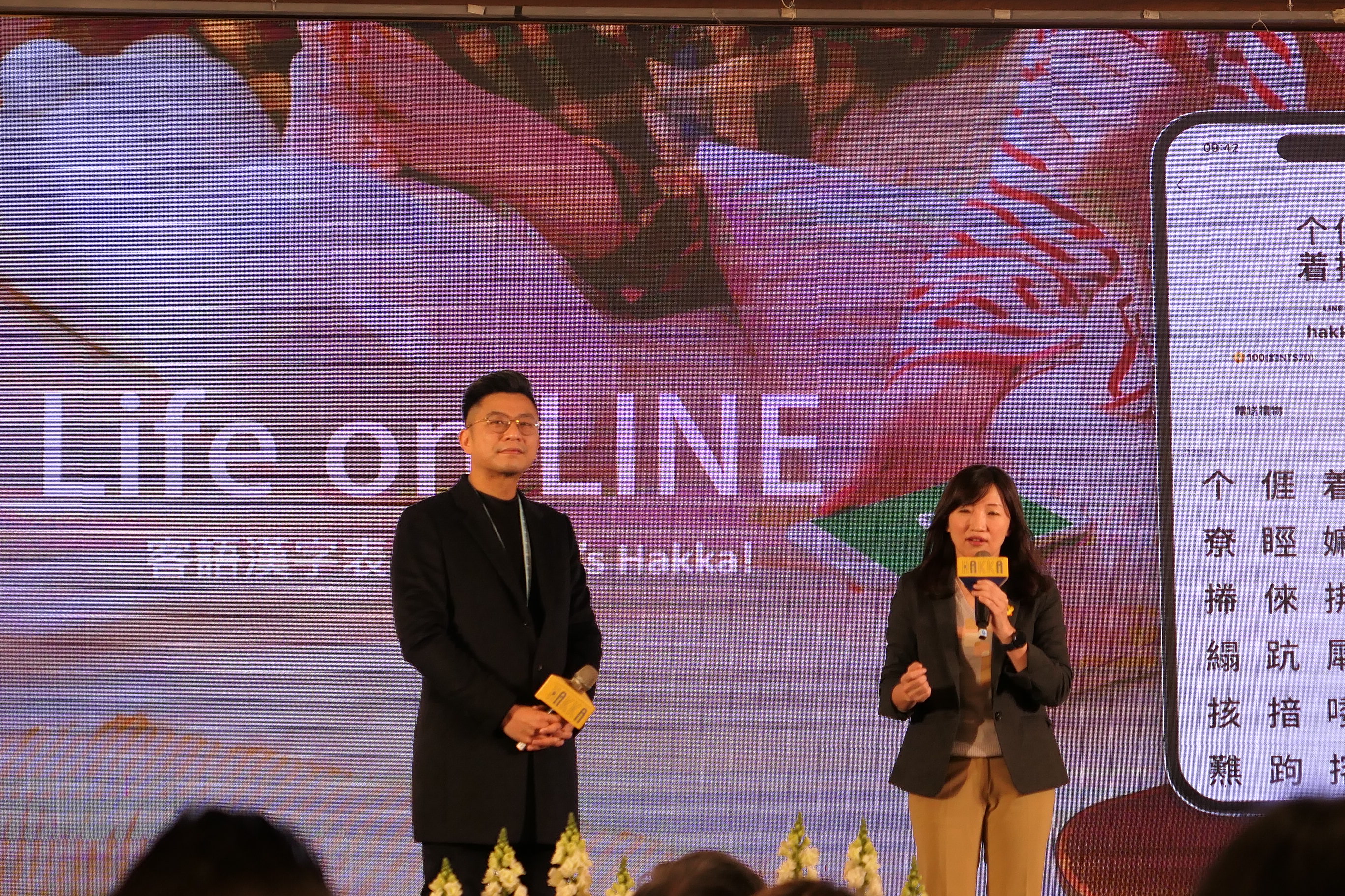 客委會副主委周江杰(左)與LINE台灣廣告事業部副總經理王俞蓉(右),向大家搶先介紹聯合推出的LINE貼圖下載及使用方法。
