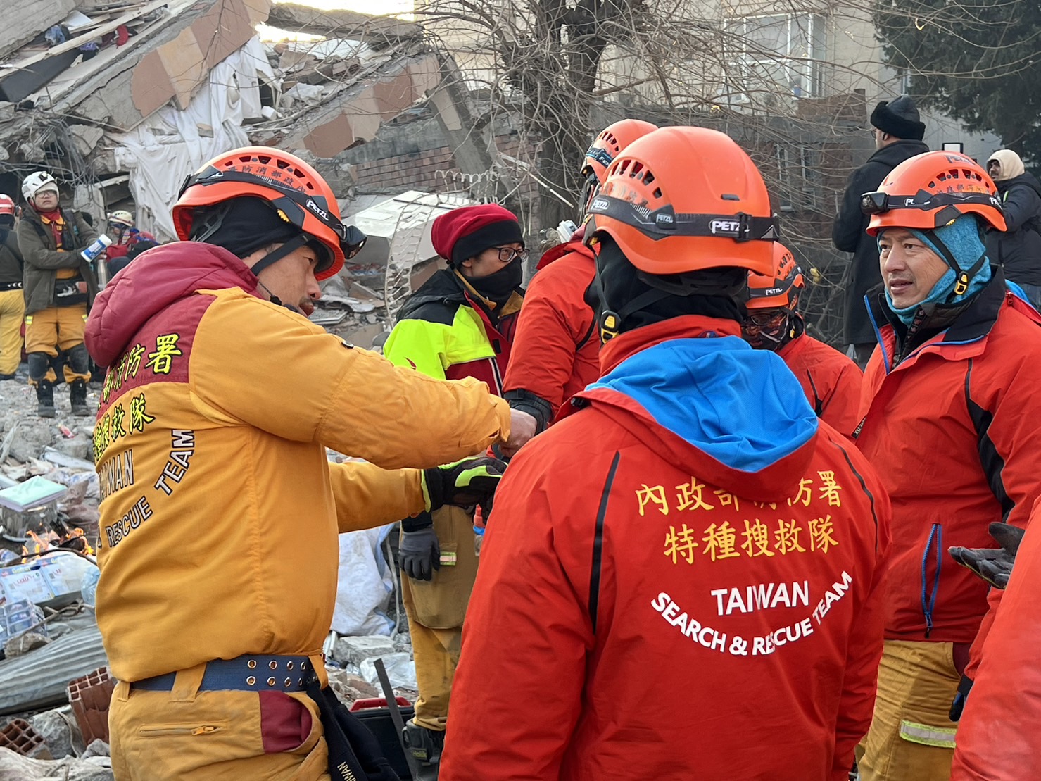 台灣搜救隊與土耳其搜救隊再次救出一名37歲女性。《客新聞》何柏均攝