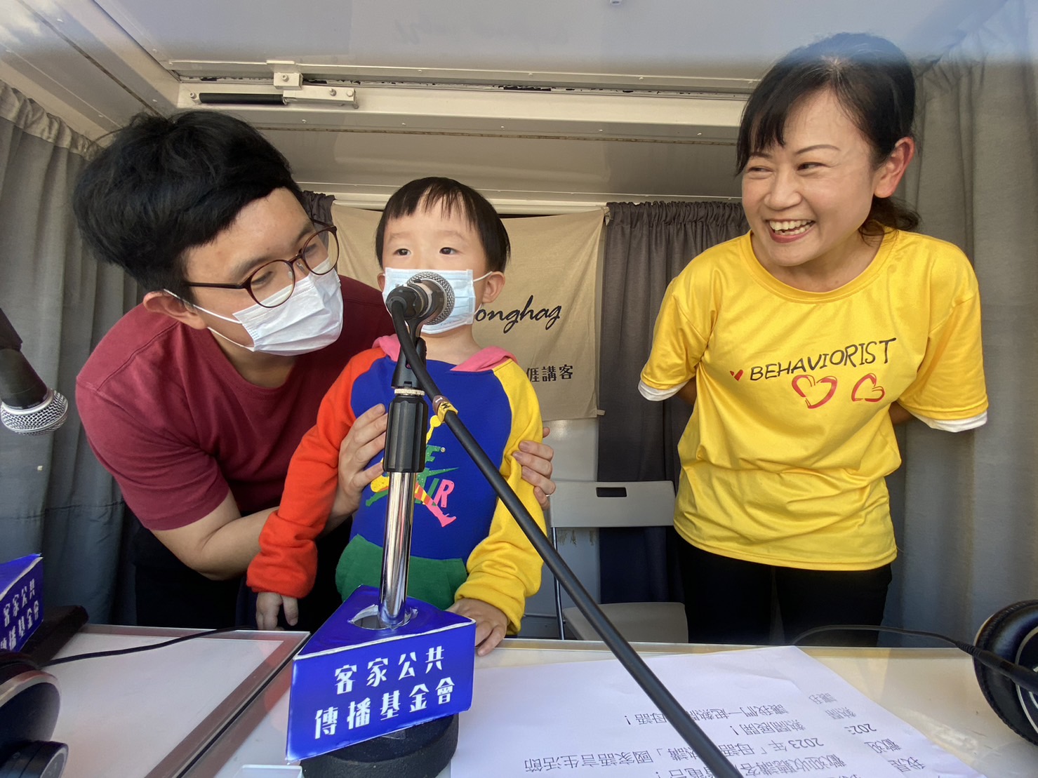 小朋友登上講客號體驗播音。講客電臺提供