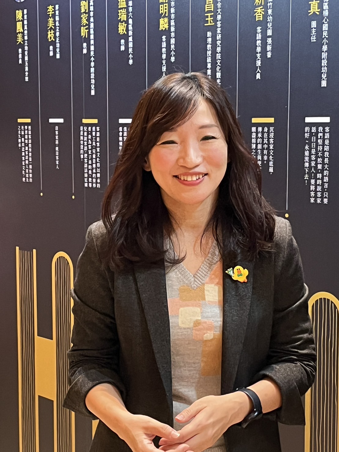 LINE台灣廣告事業部副總經理王俞蓉說,「LINE是目前許多人日常生活中彼此溝通的重要橋樑,LINE也致力於拉近人與人之間的距離,因此非常開心有機會與客委會合作推出表情貼及客語漢字,促進母語的推廣傳承及使用。」