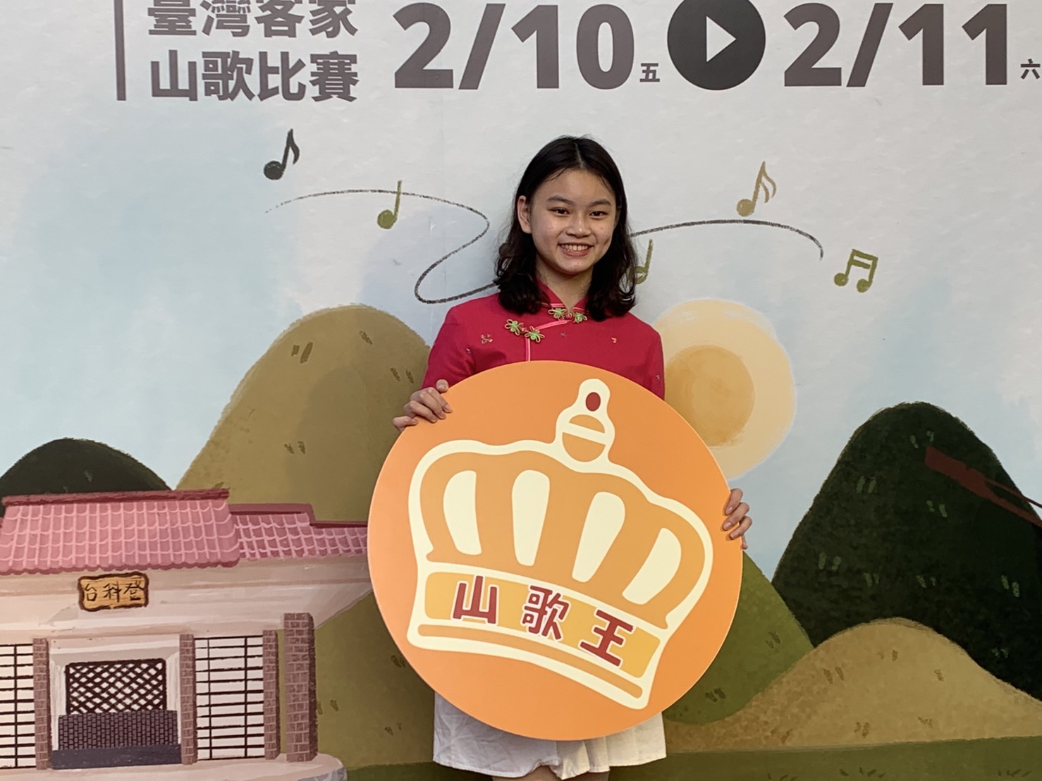 少年決賽組的15歲少女陳以嫻，桃園平鎮人，因為阿公的關係，13歲開始接觸到客家山歌，這次參賽特別挑選難度較高的、比賽比較有可看性的《山歌子》演唱，希望能拿到好成績！羅盛滿攝