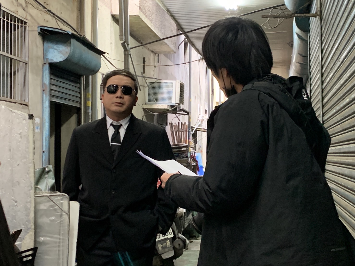 致穎（右）與蘇國慶（左）討論劇本及演出方式。羅盛滿攝
