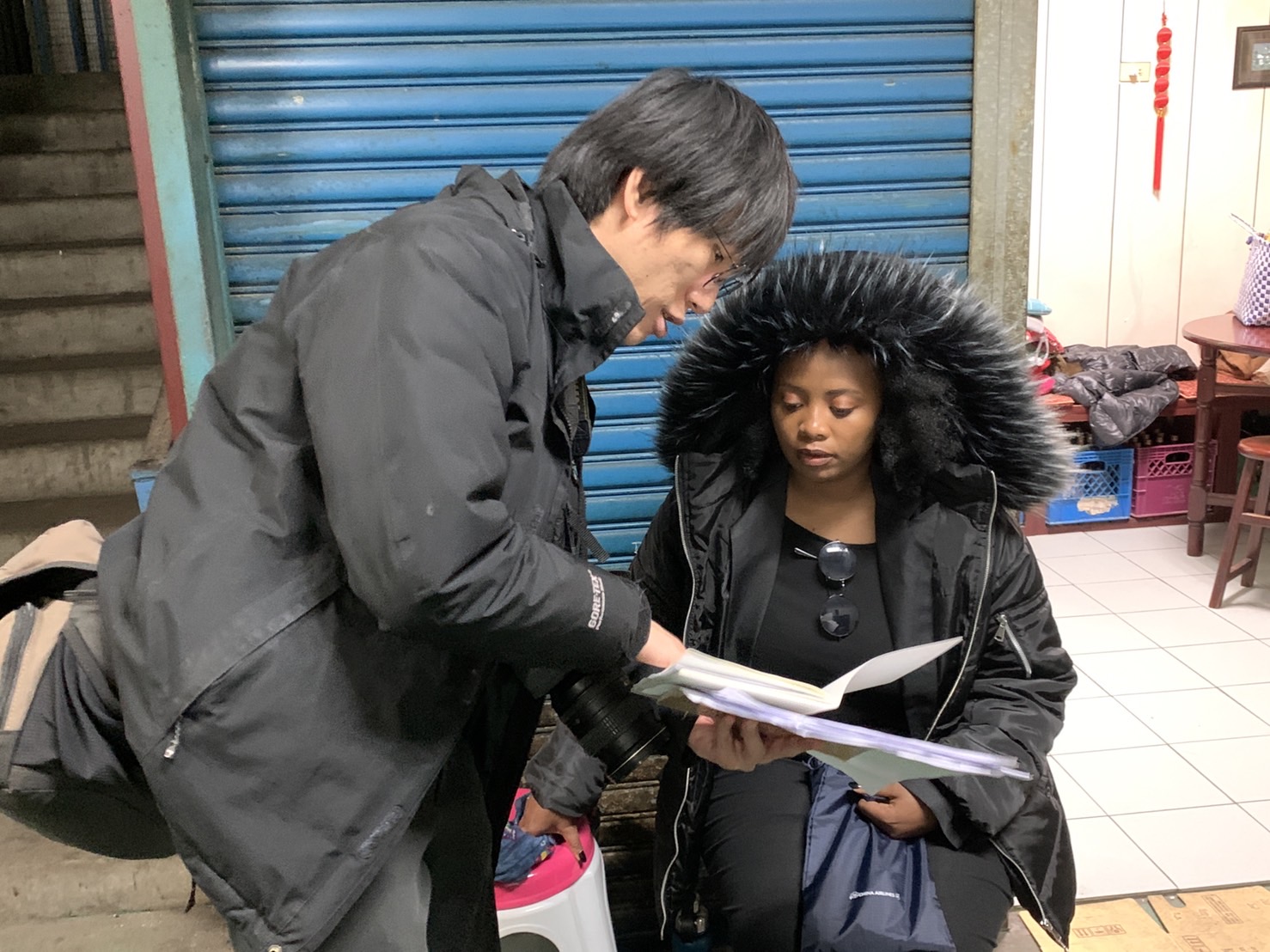 新銳藝術家致穎拍攝《市場》，與演員討論劇本。羅盛滿攝