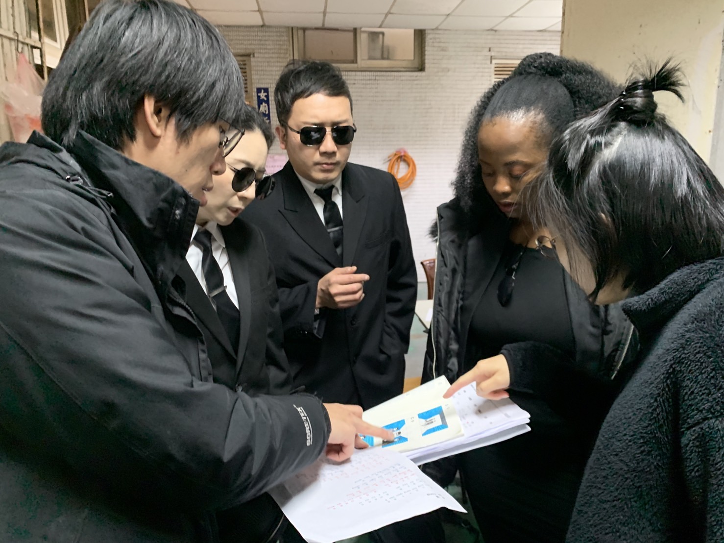 致穎（左）拍攝《市場》，邀請客家戲曲一哥蘇國慶擔綱演出（中）。羅盛滿攝